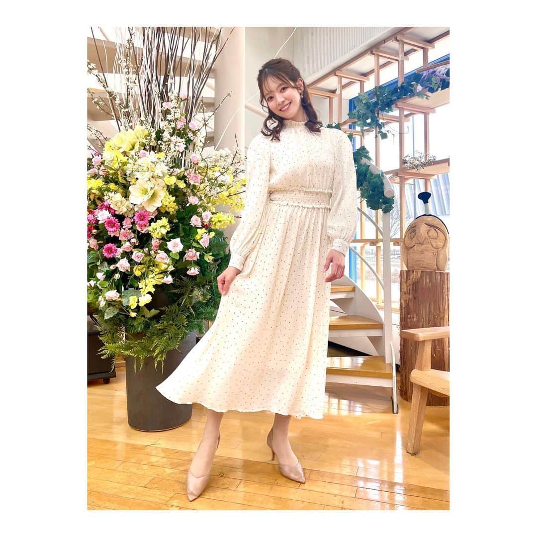 のインスタグラム：「🤍 前回の#サタファン まっしろー！ なワンピースは 普段あまり着ないので新鮮でした😳  ヘアはフォーマルになりすぎないよう くしゅっとおだんごハーフアップに していただきました🦊💕  #白ワンピース#イエベ春#ブルベ冬#ハーフアップお団子#サタデーファンキーズ#三宅イラスト 写真撮るの忘れた🫢#いわて#めんこいテレビ#三宅絹紗」