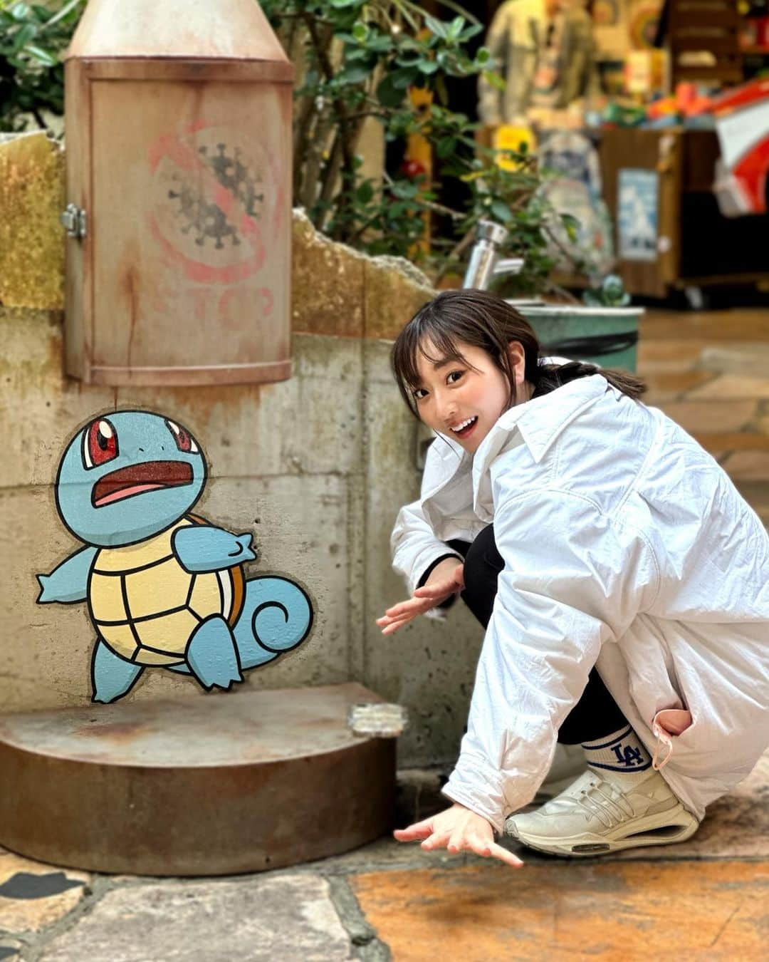 長崎望未さんのインスタグラム写真 - (長崎望未Instagram)「.  ZENIGAME💙🐢😲👐🏻  ゼニガメの何とも言えん表情かわちい。  小さい頃に見たポケモンで 不良集団だったゼニガメが 足洗ってサトシの仲間になったの めちゃ覚えてる💙🐢www  誰か覚えてる人いませんか？😂🫶🏻 ここの話大好きなんです✨  ちなみに三角のサングラスが サトシのゼニガメです😎笑  #ゼニガメ #squirtle  #ポケモン #pokemon  #アメリカンビレッジ #americanvillage  #americanvillageokinawa  #思い出pic」3月6日 18時37分 - nozomi.nagasaki