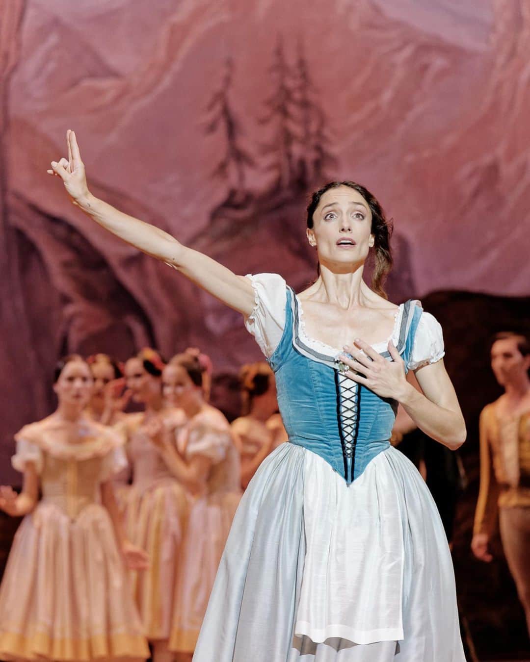 ドロテ・ジルベールさんのインスタグラム写真 - (ドロテ・ジルベールInstagram)「Je danserai Giselle avec @guillaumediop à Séoul les 8 et 11 mars / @lgartscenter  . 📷 @kellermans.lens @agathepoupeney  . #balletgiselle #jeancoralli #julesperrot #guillaumediop #seoul」3月6日 18時38分 - dorotheegilbert