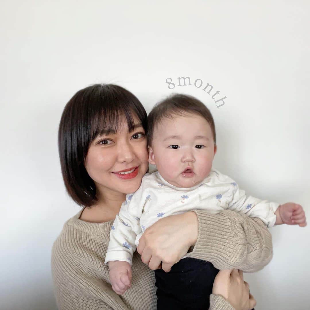 深瀬智聖のインスタグラム：「べいびー8ヶ月突入！🍼  早いです🥹早すぎる…🥹 少しずつだけど大きくなってるよ♡私の髪の毛の伸び具合もわかるね😌 今回はおよそ160枚撮ったけど、半分以上が1枚目の表情だった。ウケる。あんたが大将！ 一応女の子なんだけど、貫禄のあるいい感じのどすこいベイビーになってきたよ☺️♡ お洋服はzara多め。  つかまり立ち、おすわりも完全マスター！ハイハイはあんまりしません。離乳食はゆっくり進行中！  怖いのは誤飲🤮 ほんの数秒目を離しただけで危険がいっぱい💦私も日々勉強さ。  テレビが近いのやめさせなきゃ〜🥲  今月もよろしくお願いします🥹✨  #生後8ヶ月  #8ヶ月ベビー #8ヶ月女の子  #8ヶ月baby #7月生まれ #令和4年ベビー #福岡ベビー  #女の子ママ #赤ちゃん #赤ちゃんのいる生活 #赤ちゃんのいる暮らし #zarakids #産後ママ  #産後 #離乳食 #福岡」