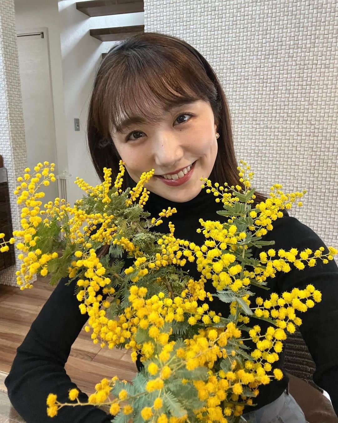 松村未央さんのインスタグラム写真 - (松村未央Instagram)「🌼 今週のお花として選んだのは#ミモザ ミモザのお花を見ると元気になれる気がします✌️  3月8日は#国際女性デー イタリアではミモザの花を贈り合う#ミモザの日 とも言われています🌼  身近な人に感謝の気持ちを伝えましょ🫶  #internationalwomensday2023」3月6日 18時41分 - mio.matsumura_