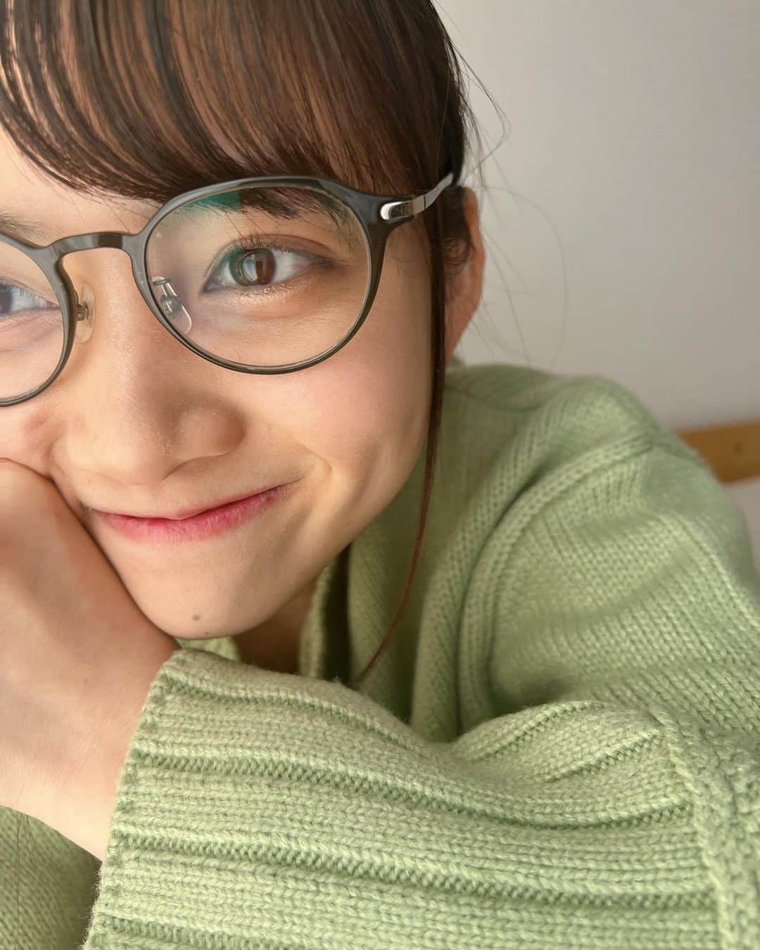 西垣有彩のインスタグラム：「暖かくなってきた☀️  #アニメ#見てたのでメガネです#リコリスリコイル#見始めました#おすすめのかわいい女の子出てくるアニメ教えてください#西垣有彩 #Japan #japanese #春 #春服」