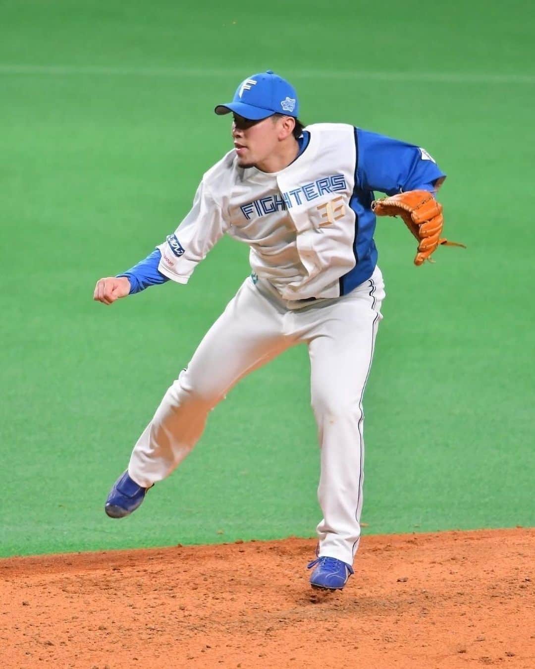 西村天裕のインスタグラム：「おばんです！ この度千葉ロッテマリーンズにトレードで移籍することになりました。 ファイターズで5年間という短い期間ではありましたがたくさんの思い出があります。（書きたいけど書ききれない） 千葉ロッテマリーンズの西村もご声援いただけると嬉しいです😊 ほんとうにありがとうございました。  . . . そして千葉ロッテマリーンズファンの皆様これからよろしくお願いいたします。 . . . #fighters #chibalotte  #西村天裕 . . . p.s やっと一息つけましたので取り急ぎ報告とさせていただきます💪 また球場でお会いした際には是非名前を呼んでください✌️ . 音楽ついてしまってたので再投稿しました！ すみません。」