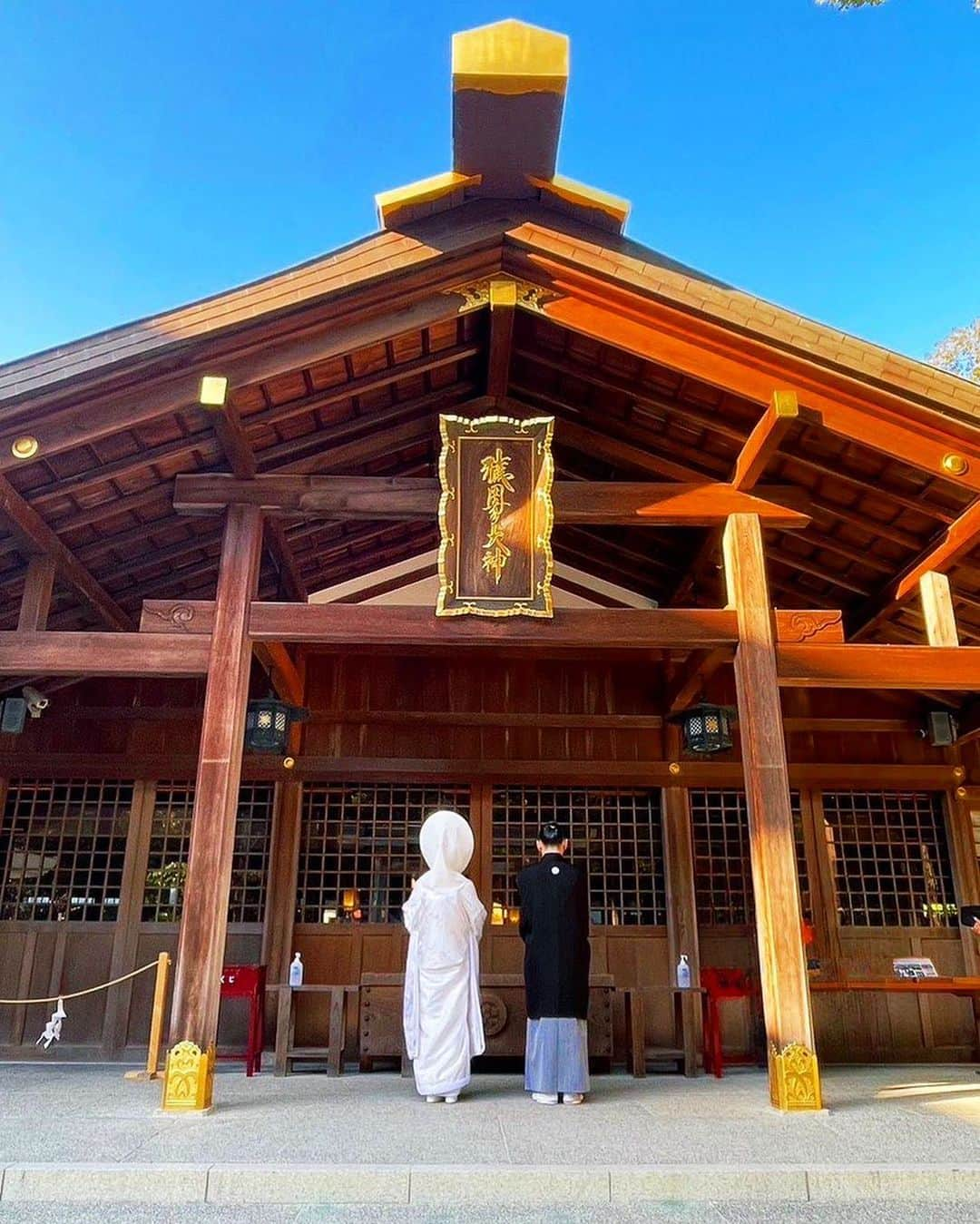 高田志織のインスタグラム：「猿田彦神社にて｡❀·̩͙꙳｡  Hairmake/着付け お母様と娘さんのゆりさん(@borboletta___yuri.nakazawa ) 共同で素敵に仕上げて下さり、ありがとうございました✩  人力車は、竜さん(@ryumaeda )  #猿田彦神社#伊勢#白無垢#文金高島田#角隠し#綿帽子#人力車」