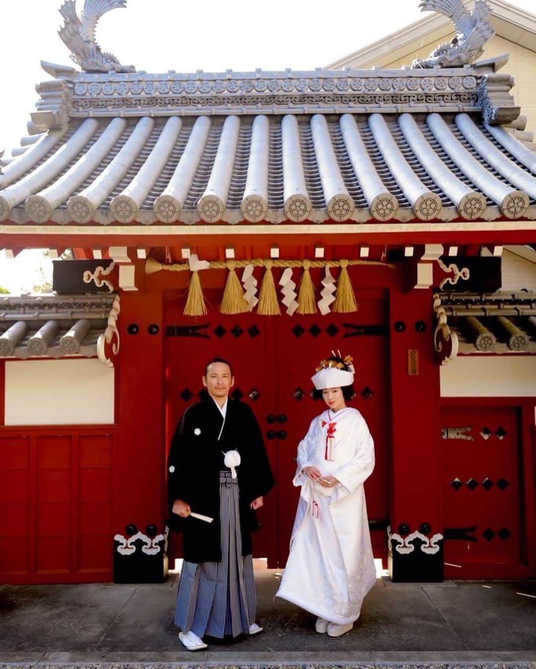 高田志織さんのインスタグラム写真 - (高田志織Instagram)「猿田彦神社にて｡❀·̩͙꙳｡  Hairmake/着付け お母様と娘さんのゆりさん(@borboletta___yuri.nakazawa ) 共同で素敵に仕上げて下さり、ありがとうございました✩  人力車は、竜さん(@ryumaeda )  #猿田彦神社#伊勢#白無垢#文金高島田#角隠し#綿帽子#人力車」3月6日 18時49分 - shiori_naast