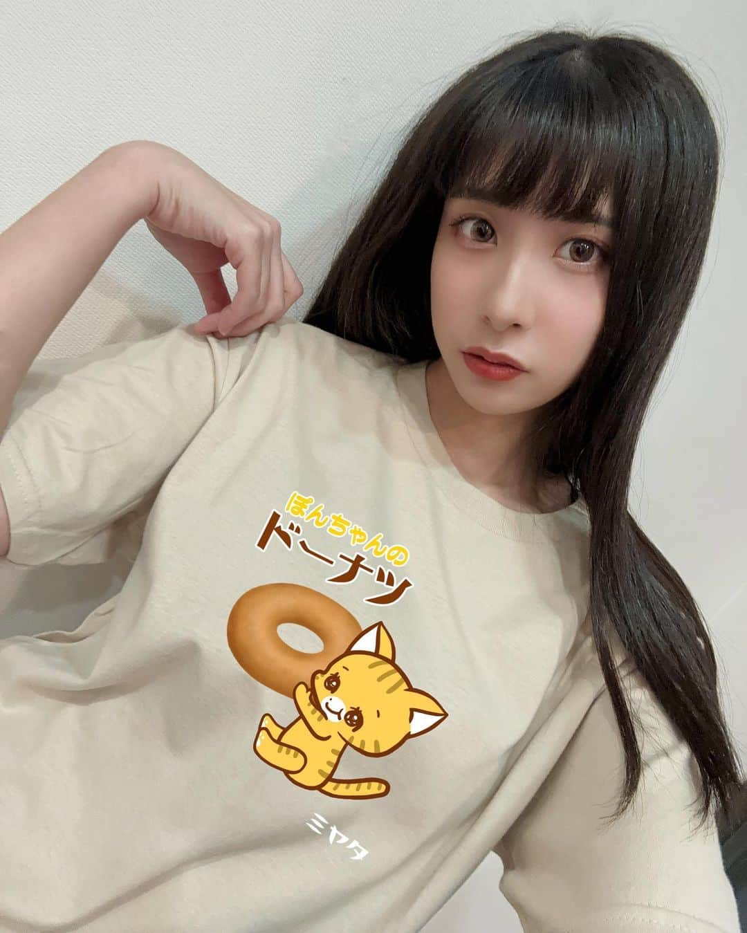 宮田留佳のインスタグラム：「2023年的生誕T來了❤️😝  「椪醬🐈+甜甜圈🍩+昭和復古🌸=👕✨」 我把我愛的東西全部都混在一起了～ 底色是卡其色，低調溫柔又很好搭配的顏色👍✨ 日常穿這件出門也完全是沒有問題的！  ⚠️⚠️⚠️預購到明天！只到明天！！！  可以從我的個人頁面連結去預購哦🙏🥰 #椪醬 #昭和復古 #昭和懷舊 #古早味甜甜圈 #椪醬的甜田圈 #昭和レトロ #ドーナツ #生誕T #AKB48TeamTP #AKB48 #宮田留佳 #嚕卡 #followme」