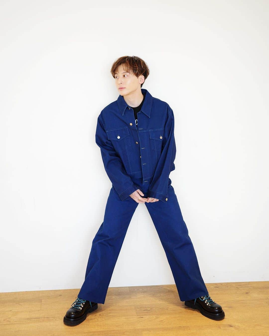 工藤大輝のインスタグラム：「私服。  デジカメを新調しました。ということで今年はインスタの原点に立ち戻り(できる限り)載せていこうかと思ってます。あと多少のコメントも。  上下共に @rierofficial です。 RIERと言えば花柄のウールジャケットとかのイメージですが、デニムのセットアップとか出すんだー！となって着てみたら案の定良かったという。デニムにはあんまりない所謂真っ青、そしてジャケットの身幅広いのに着丈がめちゃショートでバランスが独特。  インナーは去年末にライブ観に行った時デザイン良くてちゃっかり買ってたLouis ColeのツアーTシャツ着てたんだけどあんまり見えなくて無念。  #rier」