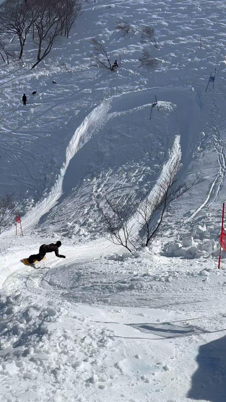 佐藤亜耶のインスタグラム：「. @tenjin_banked_slalom   ディガーのみなさん、運営に関わった皆さん、ありがとうございました🙏 年に一度のお祭り、行けてよかった〜🫶🏼  📹　いろんな方からAirDropで受け取ったらどなたに撮ってもらったものか分からなくなってしまいました🥲💦撮ってくれた皆さんありがとうございました🌟  @K2.snowboarding #K2Snow #K2Snowboarding #K2snowboardingjapan  #K2excavator, #K2albany」