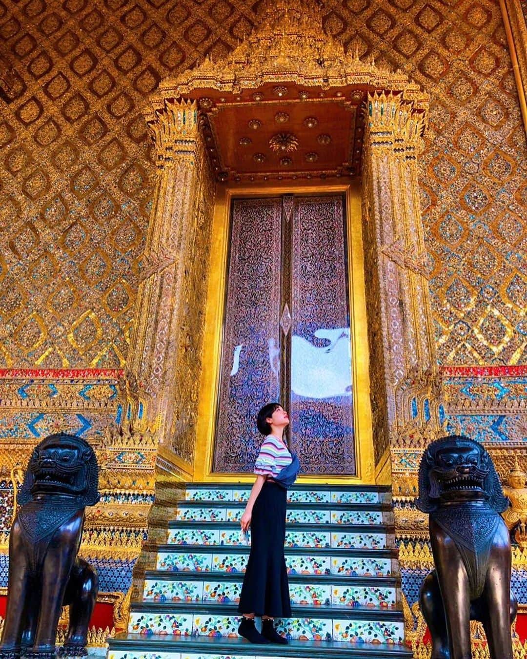 赤崎月香のインスタグラム：「・ タイ🇹🇭にも行きました！  キラキラしててすごく素敵な遺跡がたくさんありました🐘  世界史が好きなので こういう遺跡はなんだかワクワク  #タイ #タイ旅行」