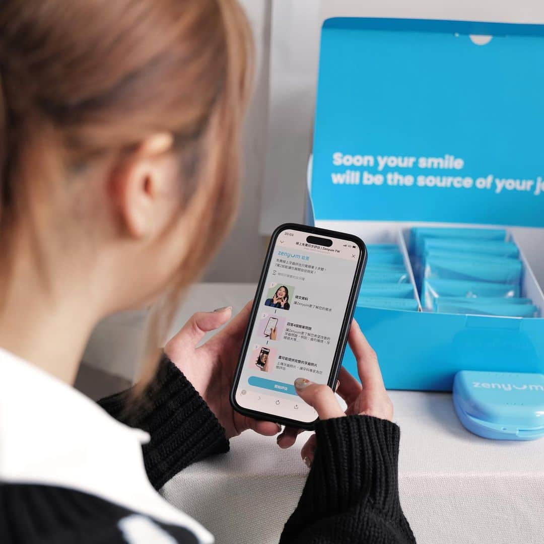 鄭茵聲さんのインスタグラム写真 - (鄭茵聲Instagram)「近幾年不管在片場，或者出席活動時 常常會有粉絲或工作人員跟我說”茵聲你臉好小” 聽到真的超級開心 也非常確定戴牙套的決定是對的 除了自己越來越有自信，能勝任的角色跟工作也越來越多元 而且微笑也成為我的招牌動作  在網路上還是可以常常看到我前幾年的作品 差別比較大的地方就是牙齒的部分 本身我的牙齒有一點往外凸 所以就一直有考慮戴牙套 但是傳統牙套要拉線當鋼牙妹怕會影響作品演出之外 費用評估後也要13-15萬以上 當時也有諮詢過隱形牙套 至少也要20萬！ 對一般人來說是一筆不小的開銷💸  如果現在你想做隱形矯正 真的很幸福🤩 來自新加坡的 @zenyum.tw 不止費用親民和流程方便 也是市場上唯一能做到均一價透明收費的品牌.ᐟ 只有分兩種方案，輕矯正7萬2 以及 全口矯正12萬  還有還有.ᐟ.ᐟ ❍ 多元付款方式：可配合信用卡或無卡最高12期分期零利率，每日最低186元，完全就是學生或社會新鮮人福音  ❍ 智慧療程跟進：整個療程平均只需回診四次，超適合工作忙碌不能常回診的人。療程中還有Zenyum App可與售服團隊與主治醫師溝通，同時紀錄與提醒你牙套配戴進度  開始微笑之旅也超級簡單！線上初步評估 完全免費🙌 只要像我一樣拿起手機或用電腦🤳🏻 使用這個連結 🔗 https://bit.ly/3KmhB2Y 上傳基本資料及拍攝四張牙齒照片五分鐘就快速完成  後續還可以拿到專屬折扣優惠💰 Zenyum輕矯正定價7萬2，折扣5,000元  Zenyum全口矯正定價12萬，折扣15,000元 趕快來投資自己！  #ZenyumTW #SmileMore #綻雅台灣」3月6日 18時56分 - ferrtsss
