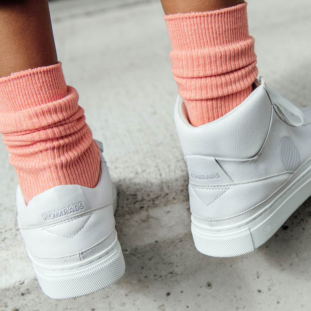 コムラッズのインスタグラム：「Let the good vibes flow in stylish, truly sustainable footwear that’s as comfortable as it is attractive.   Find this season’s hottest sneakers in our shop.  #sustainablesneakers #sustainablefootwear #sustainability #recycledmaterials #recyclingbusiness #appleleather #reusingleftovers #nowasteprocess #belgianbrand #belgianlabel #footwear #trulysustainablesneakers」