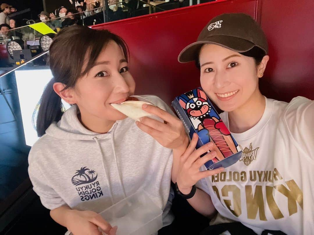 長嶺花菜のインスタグラム：「🏀 キングス観戦では、 やっぱり#アリーナグルメ も楽しみの一つですよね❣️  #キングスドッグチーズ #アリーナタコス  どれも美味しい💛  今回、初めて食べたのが♪  #アロスカルド  #33 タマヨ選手の故郷、 フィリピンのローカルフードです🇵🇭  鶏肉のお粥〜♪  生姜の風味が広がって、 鶏出汁のコクを感じる優しい味わい💛 ヘルシーで美味しかった👍  キングス観戦をさらに盛り上げる アリーナグルメ！  種類豊富だから、 全部制覇できるかな〜😋  次は何食べよう😘  @ryukyugoldenkings」