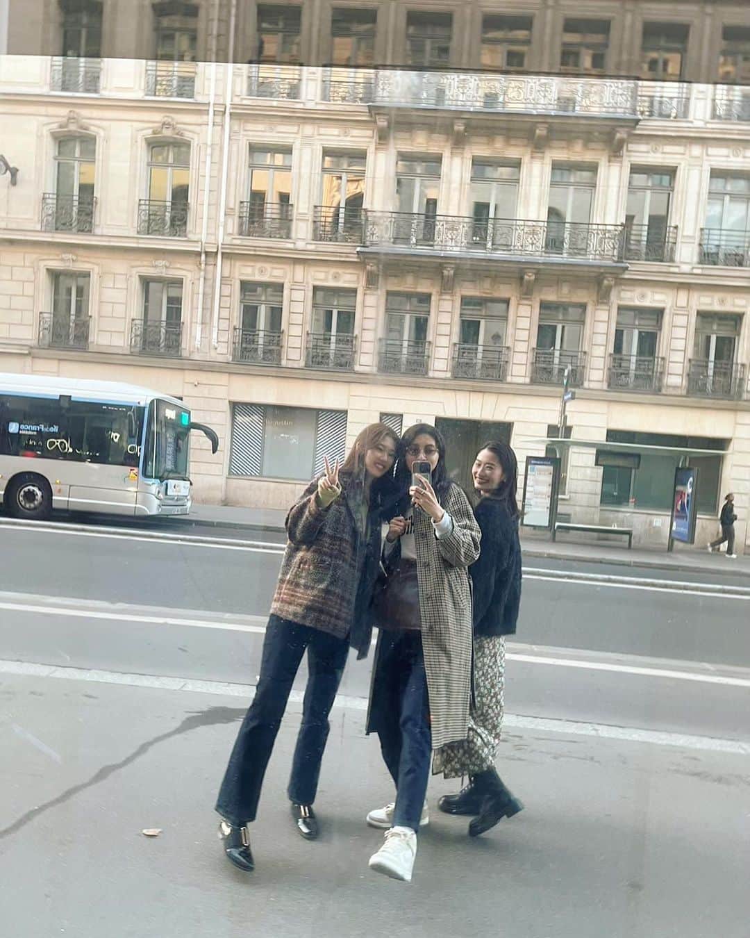 のインスタグラム：「. くまちゃんと妹との旅行日記🇫🇷  到着日。 ホテルに荷物を置いて、エッフェル塔を見に行きがてら散策することに。街中が可愛くてテンションが上がる。凱旋門をたまたま見つけて遠目に記念撮影。信号待ち。無事にエッフェル塔について安堵していると19時ちょうどに塔が点灯するラッキー（とても綺麗だった） その後、初の地下鉄に乗り友人にオススメされたガレットを食べに行き、ミッションをクリアしたような清々しさで街を歩く。歩いて歩いて歩きまくって、1日目終了。 くまちゃんのリクエストでサントシャペルへ行きたいとのことなのでセーヌ川クルージングもついてるチケットを取って就寝。慣れない石畳の歩道に若干足が泣いた。」