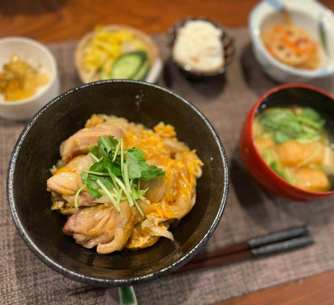 月央和沙さんのインスタグラム写真 - (月央和沙Instagram)「うちの晩ごはん🍚✨  #親子丼 #蓮根と人参のきんぴら  #松前漬け #ジーマーミー豆腐 #お漬物 #お豆腐とお揚げのお味噌汁」3月6日 19時17分 - kazusa_tsukio