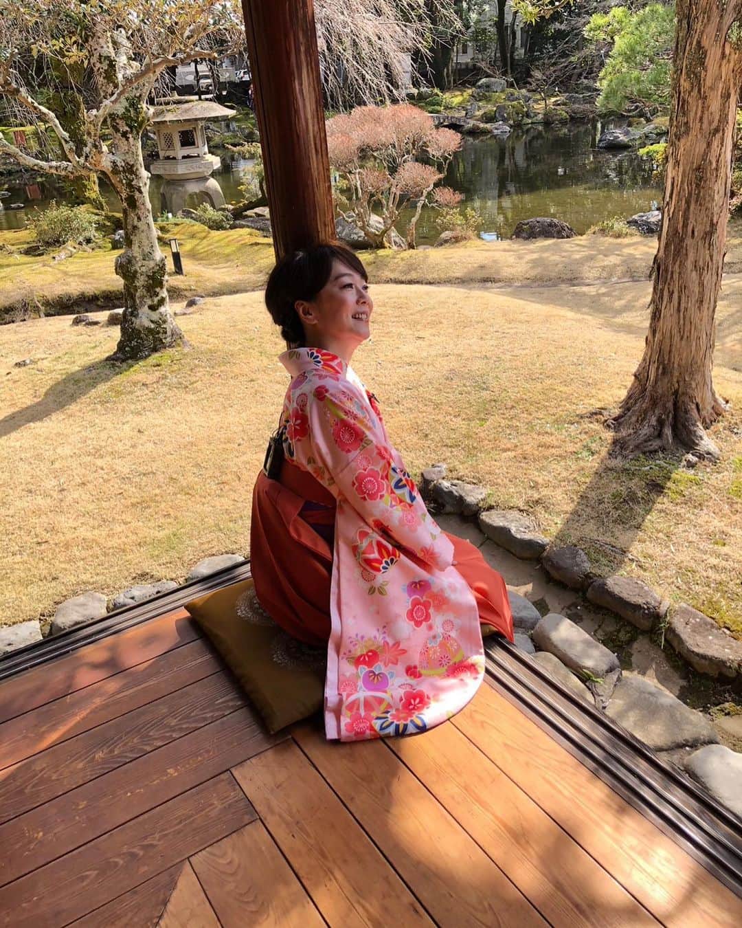 木佐彩子のインスタグラム：「Yamatonadeshiko⁉️⁉️⁉️  今日はNHK World のロケで三島へ🚅🚅🚅  お天気にも恵まれ着物👘も久しぶりに着させて頂きご機嫌ちゃんでしたぁ😝😝😝正座以外は😵‍💫😵‍💫😵‍💫  さぁ　みなさん‼️私はこの素敵な梅の木をバックにどんな気持ちになったのでしょう⁉️  大和撫子からは程遠いですな🤣🤣🤣今世は諦めまーす😘😘😘 再来世辺りで👊👊👊」