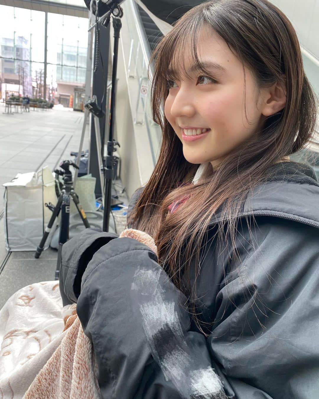 宮本和奏さんのインスタグラム写真 - (宮本和奏Instagram)「・ 北陸銀行さんの撮影は 毎回北陸で撮影しているので、 冬の外ロケは寒さに耐えながら撮影してます⛄️  この時は雪がまだ残っていて、東京ではいっぱい 積もったりしないから新鮮で嬉しかった！！笑  皆さんは寒がりさん？暑がりさん？🥶🥵 私は寒がり。。冬はカイロお友達です。  ちなみに、最後は監督とモニターチェック中の宮本です👓 ・ #北陸銀行#北きらり#宮本和奏」3月6日 19時15分 - lespros_wakana5