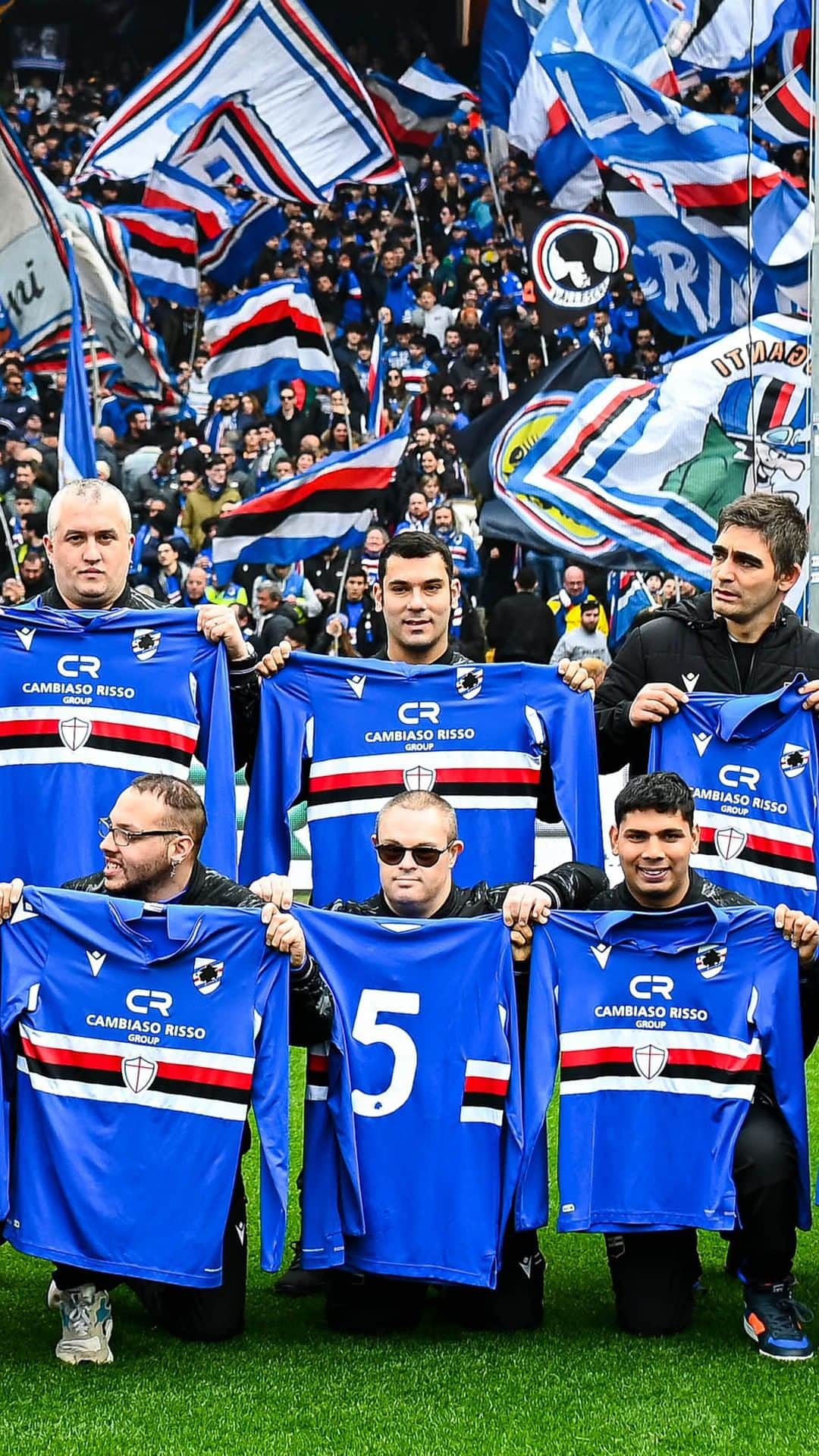 UCサンプドリアのインスタグラム：「🫂 La Sud omaggia la #SampforSpecial, grande protagonista nel girone ligure della #DCPS.   🔵⚪🔴⚫⚪🔵」