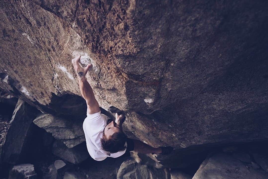 ダニエル・ウッズのインスタグラム：「“Ninjutsu” (8B+)  great moves and hold set on this one.   Feels good to be back in Ticino!   Photos @lisapaarviophotography   @thenorthface @thenorthface_climb @evolv_worldwide @organicclimbing @frictionlabs @physivantage」