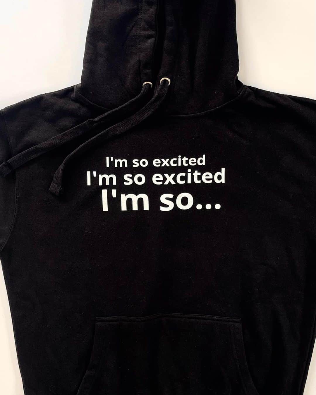 エリザベス・バークレーのインスタグラム：「#IMSOEXCITED hoodie now available in the MERCH store. You’re welcome ☺️☺️☺️#doesnotincludecaffeinepills 🤡❤️ ElizabethBerkleyLauren.com or LINK IN BIO  (Swipe to see the back!)」