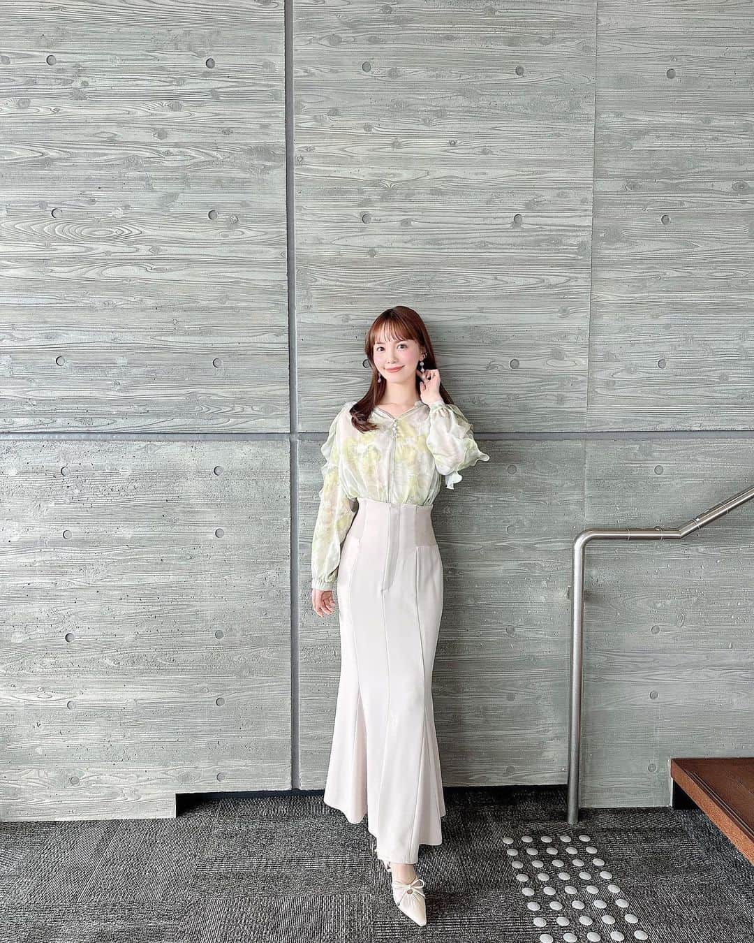 山根千佳のインスタグラム：「. . 春らしい衣装でした🕊  @cocodeal_official さんの マーメードスカート 本当にスタイル良く見えるし、 着心地が良すぎました🥲♡ (購入するか迷っちゃうやつです) . . #トップス #マーメードスカート  #春服コーデ #春コーデ #パンプス  #ココディール #cocodeal #春服  #アクセサリー #ゴールドアクセサリー  #ゴールドピアス #ゴールドリング  #ミディアム #ミディアムヘア  #ootd #outfit #fashion #山根千佳」
