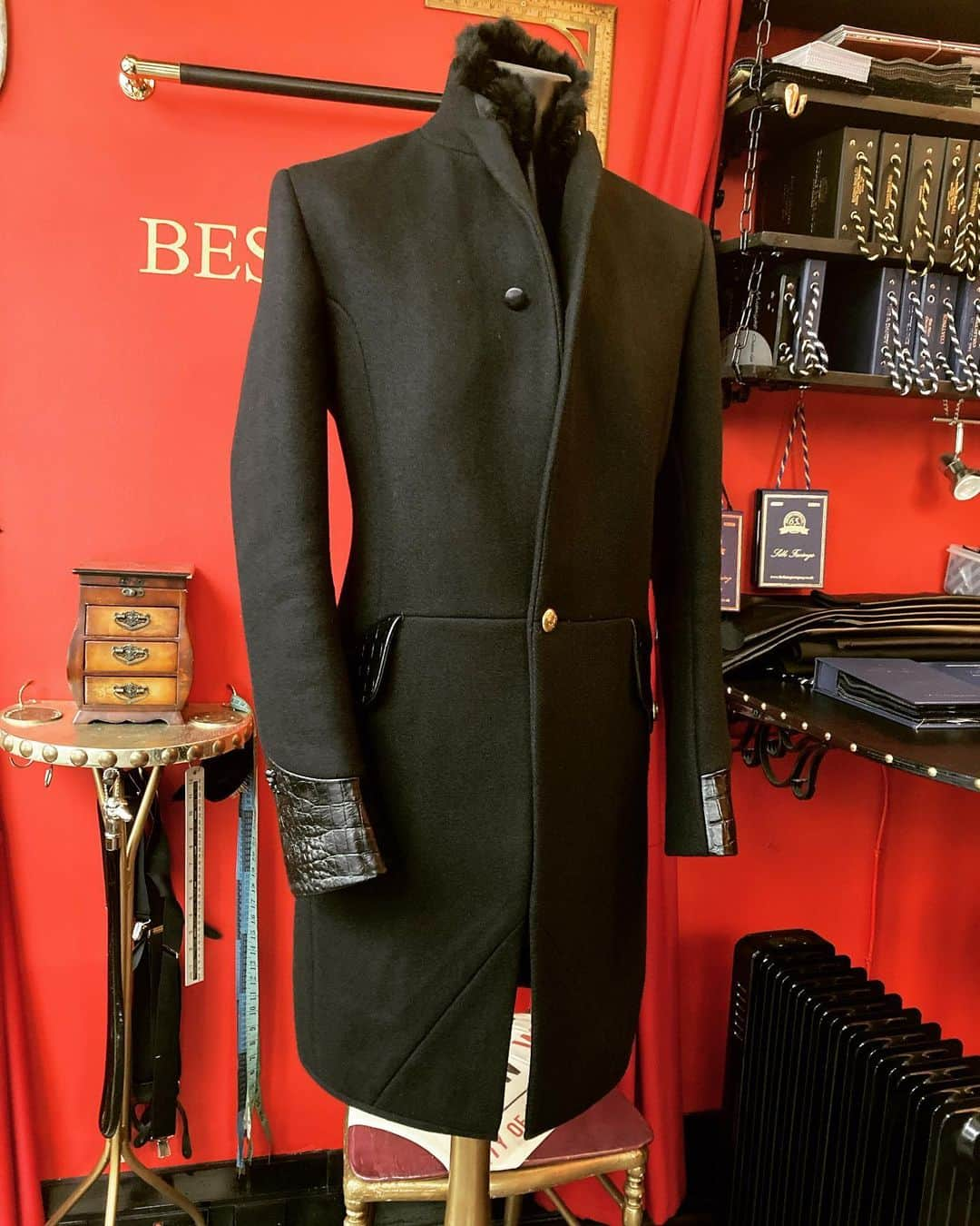 サー トム ベイカーのインスタグラム：「We used an amazing 30oz Scottish wool for this beast of a coat .  Feels like one is wearing a suit of armour !」