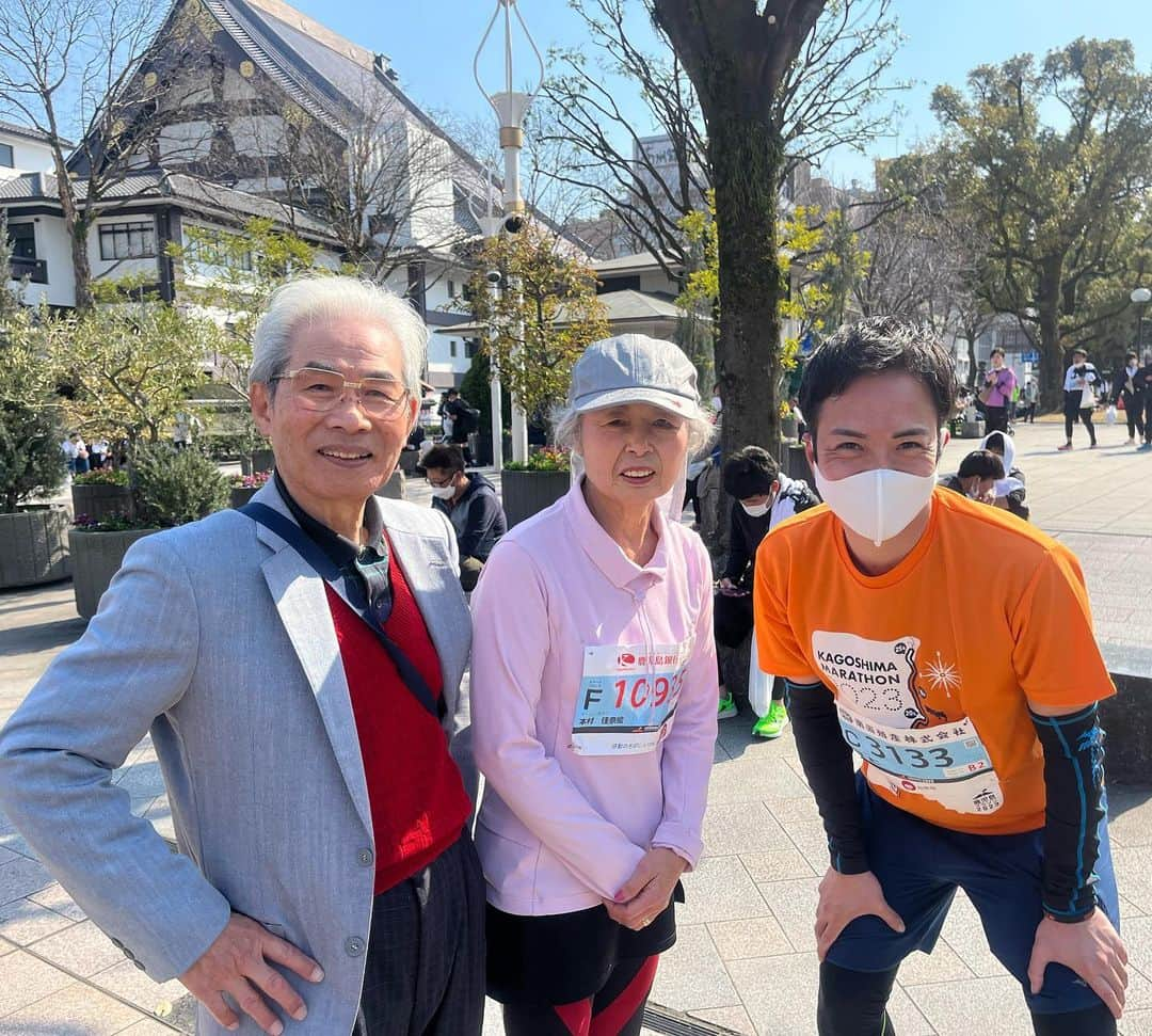 前原竜二さんのインスタグラム写真 - (前原竜二Instagram)「・ 4年ぶりに開かれた 鹿児島マラソン ・ 私はランナー取材を担当しました。 その中でフルマラソンの 女性最高齢ランナー 本村佳奈絵さん。 今月で80歳を迎えます。 『何歳になってもスタートできる』 本村さんの言葉には いつも自分自身はっとさせられます。 ・ 80歳の節目に 最後のフルマラソンへの挑戦と決めて 挑んだ42.195キロ。 たくさんの勇気をいただきました。 ・ 3月7日（火） 夜8時から 『帰ってきた鹿児島マラソン 〜それぞれの42.195km〜』 を放送します。 本村さんの走りも振り返ります。 #ktstv #鹿児島マラソン #2023 #マラソン #フルマラソン 写真：本村さんご夫婦と」3月6日 19時22分 - ktsmaehararyuji