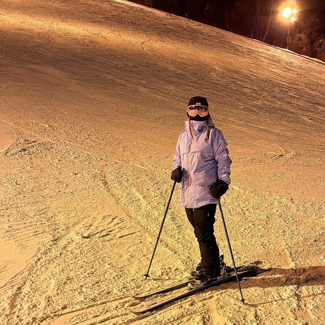 松本遥奈のインスタグラム：「20年ぶりのスキー⛷ この見た目滑れそうですよね？🤭 でもストック迷子で、常に手を前に出して滑っています😂 スキー楽しかった🤍 #スキー #ski  #salomonskijapan  #roxy #roxyjapan #roxysnow  #oakleyjapan #oakleysnowboarding」