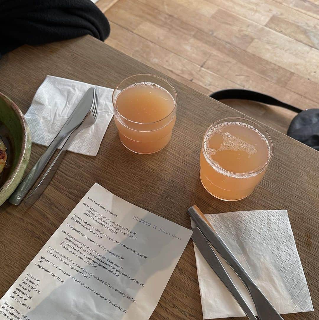 Aurora Mohn Stuedahlのインスタグラム：「brunch and people watching 🫶🏼」