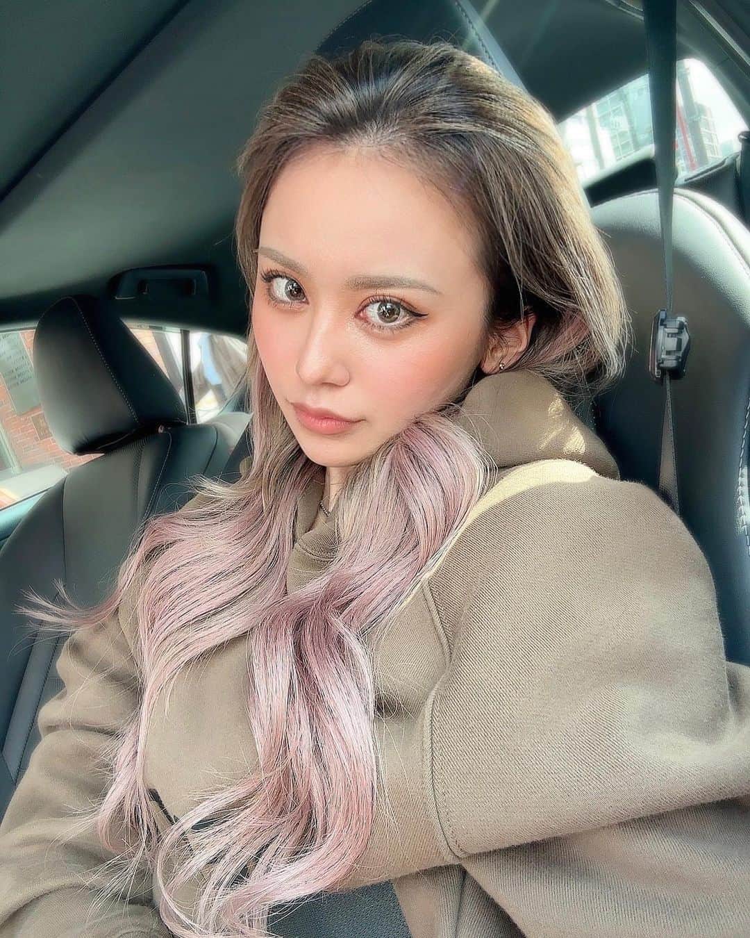 染谷リアナのインスタグラム：「今日はめっちゃなちゅらるめいくの日🧏🏼‍♀️✔  𝑁𝑒𝑤 𝐻𝑎𝑖𝑟 👩🏼‍🦱💕︎  遅めになっちゃって色落ち楽しんでる最中なんだけど、今回もほんとにかわいいの💭🤍  カラーは最近お決まりのバレイヤージュで今回も @takahiro_ueno1207 さんにやってもらって、エクステは @ankh_24_na5 さんにやってもらったよ〜✨  バレイヤージュ×ピンクこれからの春に絶対おすすめ🌸   #instagood  #instalike  #like4likes  #l4l  #follome」