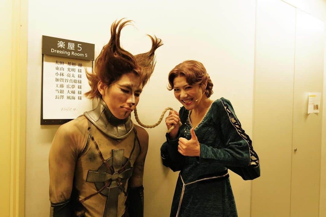 宮澤佐江さんのインスタグラム写真 - (宮澤佐江Instagram)「ミュージカル『キングアーサー』全公演終了致しました。 ご観劇してくださった皆様本当にありがとうございました。 稽古から約4ヶ月。 長かったと思う人もいればあっという間と思う人もいますが私は一瞬でした。お稽古の日々がつい昨日のことのようです。 みんなみんな葛藤しながら作品を作り そしてその葛藤がこの作品の魅力そのものだった気がします。 役の葛藤も体力の葛藤も技術の葛藤も。 その道を選択したのは自分たち。だけどその先に素晴らしい出逢いがあり苦しい時も一人じゃないと思えました。 最高で最強なカンパニーの皆様スタッフの皆様。 この新たな出逢い、そして再会に感謝してもしきれません。 私は悩み多きネガティブ不安モンスターなので大千穐楽が終わった今もまだグィネヴィアを追求し反省をしています。 彼女が選択した運命は側から見たら賛同しづらかったけど、彼女は自分をしっかり受け止められる受け入れられる芯の強い女性でした。 私とは正反対のグィネヴィア。 だけど彼女を演じたことにより私も自分自身をしっかり受け入れられる人間になりたい、と今強く思います。  また一つ大切な思い入れの深い作品と出逢えたこと、しあわせです。 この思い出は私の人生の宝物。 みんなと出逢えたこの運命に、この作品に携われた運命に、 そしてご観劇していただけた運命に、心から心から感謝しています。 Vive le roi Arthur⚔️ ． #kingarthur  #キングアーサー #キングアーサーミュージカル @kamusicaljp」3月6日 19時34分 - sae_3830