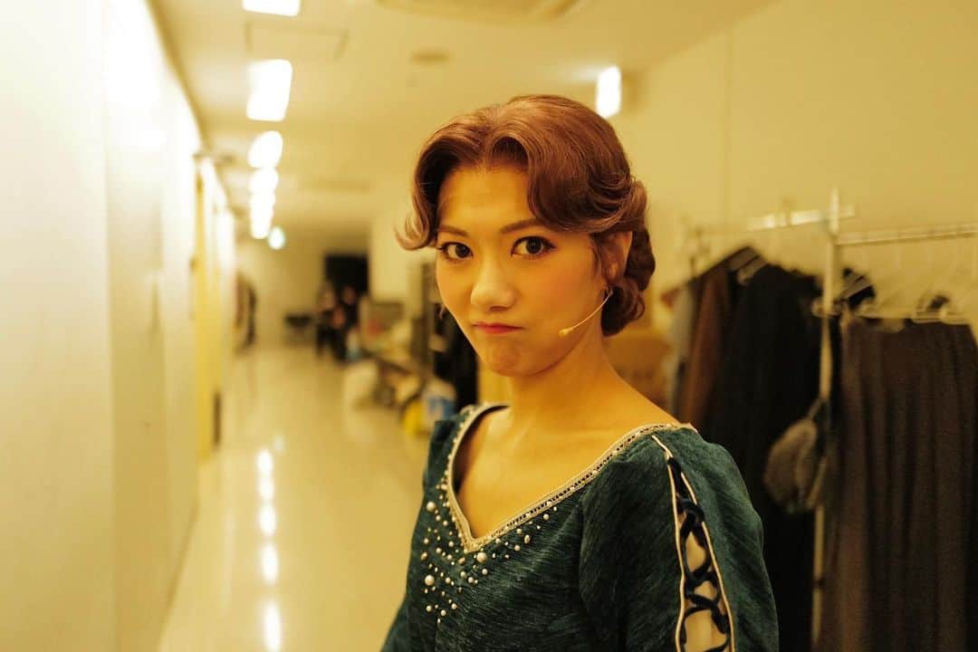 宮澤佐江さんのインスタグラム写真 - (宮澤佐江Instagram)「ミュージカル『キングアーサー』全公演終了致しました。 ご観劇してくださった皆様本当にありがとうございました。 稽古から約4ヶ月。 長かったと思う人もいればあっという間と思う人もいますが私は一瞬でした。お稽古の日々がつい昨日のことのようです。 みんなみんな葛藤しながら作品を作り そしてその葛藤がこの作品の魅力そのものだった気がします。 役の葛藤も体力の葛藤も技術の葛藤も。 その道を選択したのは自分たち。だけどその先に素晴らしい出逢いがあり苦しい時も一人じゃないと思えました。 最高で最強なカンパニーの皆様スタッフの皆様。 この新たな出逢い、そして再会に感謝してもしきれません。 私は悩み多きネガティブ不安モンスターなので大千穐楽が終わった今もまだグィネヴィアを追求し反省をしています。 彼女が選択した運命は側から見たら賛同しづらかったけど、彼女は自分をしっかり受け止められる受け入れられる芯の強い女性でした。 私とは正反対のグィネヴィア。 だけど彼女を演じたことにより私も自分自身をしっかり受け入れられる人間になりたい、と今強く思います。  また一つ大切な思い入れの深い作品と出逢えたこと、しあわせです。 この思い出は私の人生の宝物。 みんなと出逢えたこの運命に、この作品に携われた運命に、 そしてご観劇していただけた運命に、心から心から感謝しています。 Vive le roi Arthur⚔️ ． #kingarthur  #キングアーサー #キングアーサーミュージカル @kamusicaljp」3月6日 19時34分 - sae_3830