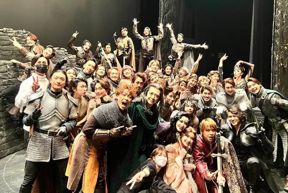 宮澤佐江さんのインスタグラム写真 - (宮澤佐江Instagram)「ミュージカル『キングアーサー』全公演終了致しました。 ご観劇してくださった皆様本当にありがとうございました。 稽古から約4ヶ月。 長かったと思う人もいればあっという間と思う人もいますが私は一瞬でした。お稽古の日々がつい昨日のことのようです。 みんなみんな葛藤しながら作品を作り そしてその葛藤がこの作品の魅力そのものだった気がします。 役の葛藤も体力の葛藤も技術の葛藤も。 その道を選択したのは自分たち。だけどその先に素晴らしい出逢いがあり苦しい時も一人じゃないと思えました。 最高で最強なカンパニーの皆様スタッフの皆様。 この新たな出逢い、そして再会に感謝してもしきれません。 私は悩み多きネガティブ不安モンスターなので大千穐楽が終わった今もまだグィネヴィアを追求し反省をしています。 彼女が選択した運命は側から見たら賛同しづらかったけど、彼女は自分をしっかり受け止められる受け入れられる芯の強い女性でした。 私とは正反対のグィネヴィア。 だけど彼女を演じたことにより私も自分自身をしっかり受け入れられる人間になりたい、と今強く思います。  また一つ大切な思い入れの深い作品と出逢えたこと、しあわせです。 この思い出は私の人生の宝物。 みんなと出逢えたこの運命に、この作品に携われた運命に、 そしてご観劇していただけた運命に、心から心から感謝しています。 Vive le roi Arthur⚔️ ． #kingarthur  #キングアーサー #キングアーサーミュージカル @kamusicaljp」3月6日 19時34分 - sae_3830