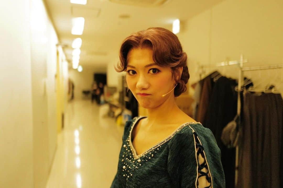 宮澤佐江のインスタグラム：「ミュージカル『キングアーサー』全公演終了致しました。 ご観劇してくださった皆様本当にありがとうございました。 稽古から約4ヶ月。 長かったと思う人もいればあっという間と思う人もいますが私は一瞬でした。お稽古の日々がつい昨日のことのようです。 みんなみんな葛藤しながら作品を作り そしてその葛藤がこの作品の魅力そのものだった気がします。 役の葛藤も体力の葛藤も技術の葛藤も。 その道を選択したのは自分たち。だけどその先に素晴らしい出逢いがあり苦しい時も一人じゃないと思えました。 最高で最強なカンパニーの皆様スタッフの皆様。 この新たな出逢い、そして再会に感謝してもしきれません。 私は悩み多きネガティブ不安モンスターなので大千穐楽が終わった今もまだグィネヴィアを追求し反省をしています。 彼女が選択した運命は側から見たら賛同しづらかったけど、彼女は自分をしっかり受け止められる受け入れられる芯の強い女性でした。 私とは正反対のグィネヴィア。 だけど彼女を演じたことにより私も自分自身をしっかり受け入れられる人間になりたい、と今強く思います。  また一つ大切な思い入れの深い作品と出逢えたこと、しあわせです。 この思い出は私の人生の宝物。 みんなと出逢えたこの運命に、この作品に携われた運命に、 そしてご観劇していただけた運命に、心から心から感謝しています。 Vive le roi Arthur⚔️ ． #kingarthur  #キングアーサー #キングアーサーミュージカル @kamusicaljp」