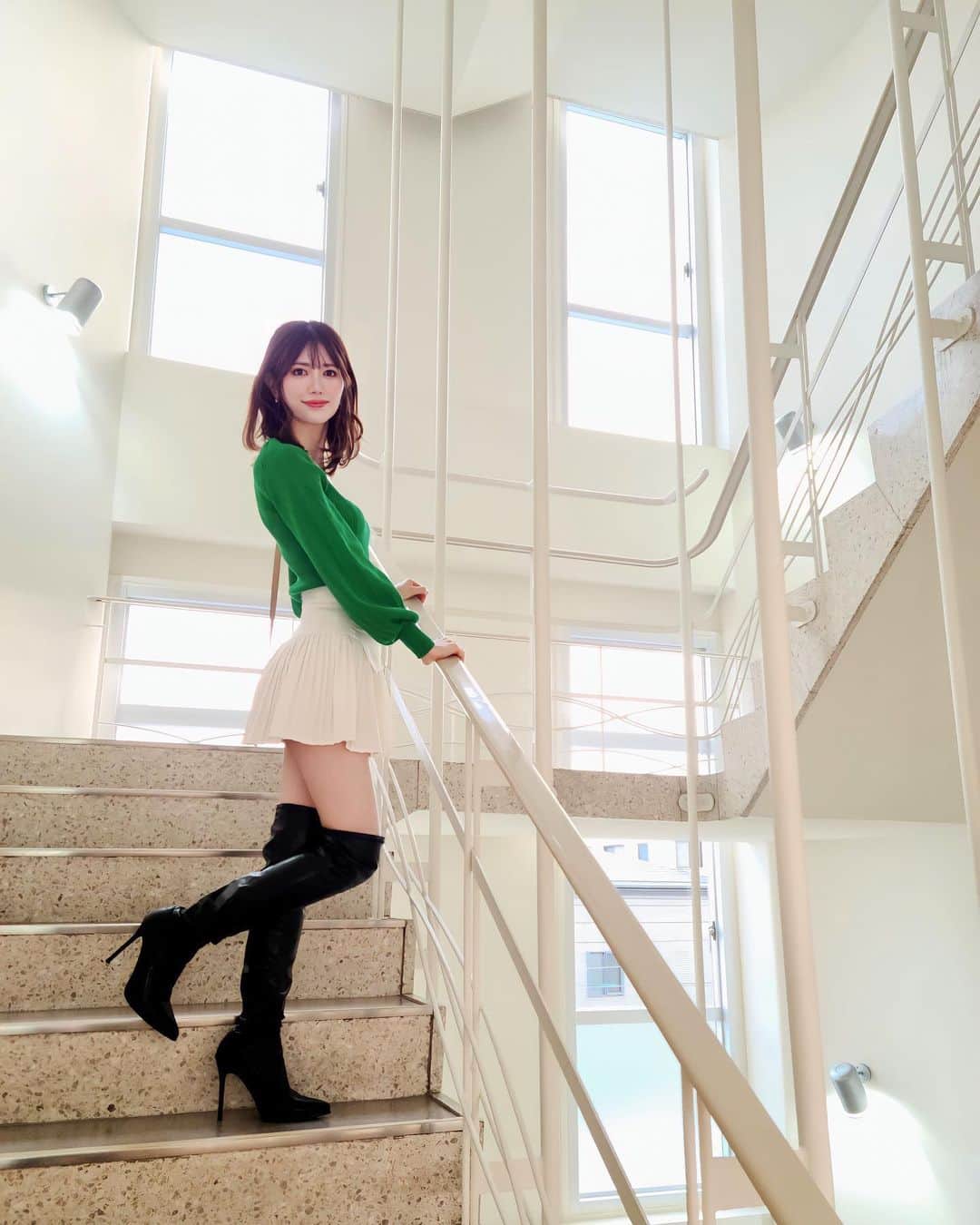 のインスタグラム：「💘 この日はこの階段でこけた😂  最近こけてばっかり😂 （ニーハイブーツのおかげで無傷✌️）  しれっと立ち上がる達人な気がする🫢💦  .  #大阪#梅田#難波#心斎橋#天王寺#大阪ミナミ#ニーハイブーツ#ピンヒール#ヒール#ハイヒール#ロングブーツ#ミニスカート#ミニスカ#美尻#美尻トレーニング #美尻女子 #お尻#太ももフェチ #太もも痩せ #階段#春服コーデ #春服#春コーデ #legslegslegs #instalegs#modelstyle#modelsearch #モデル体型#足痩せ#脚痩せ」