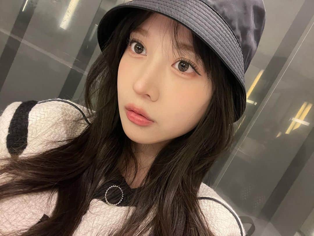 のインスタグラム：「POPLENS×NewJeansのカラコン、ダブルティントのグレー🐇このカラコンに出会ってからずっと使ってるけど無加工ノーマルカメラでも盛れる🥹YouTubeでもnewjeansカラコン全種類紹介してるのでよかったら見てください🫶 .  #POPLENS #ポップレンズ #カラコン #ダブルティント #ニュージーンズカラコン #ミンジカラコン #ハニカラコン」