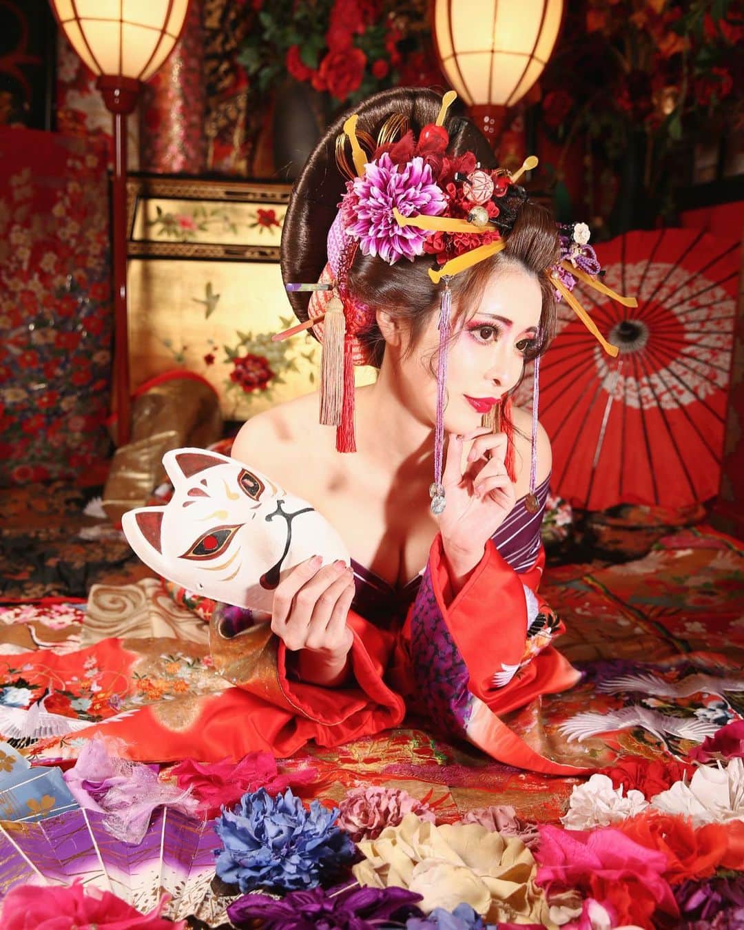 桃瀬えりなさんのインスタグラム写真 - (桃瀬えりなInstagram)「京都花魁♡ 𝑷𝒂𝒓𝒕3♥  赤、黒、パープル、ゴールドでスタイリングして頂いた衣装お気に入り♥️  #kyoto #oiran #sexy #follow #followme #京都 #祇園 #花魁 #花魁体験 #心花雫」3月6日 19時33分 - eri_rin1221
