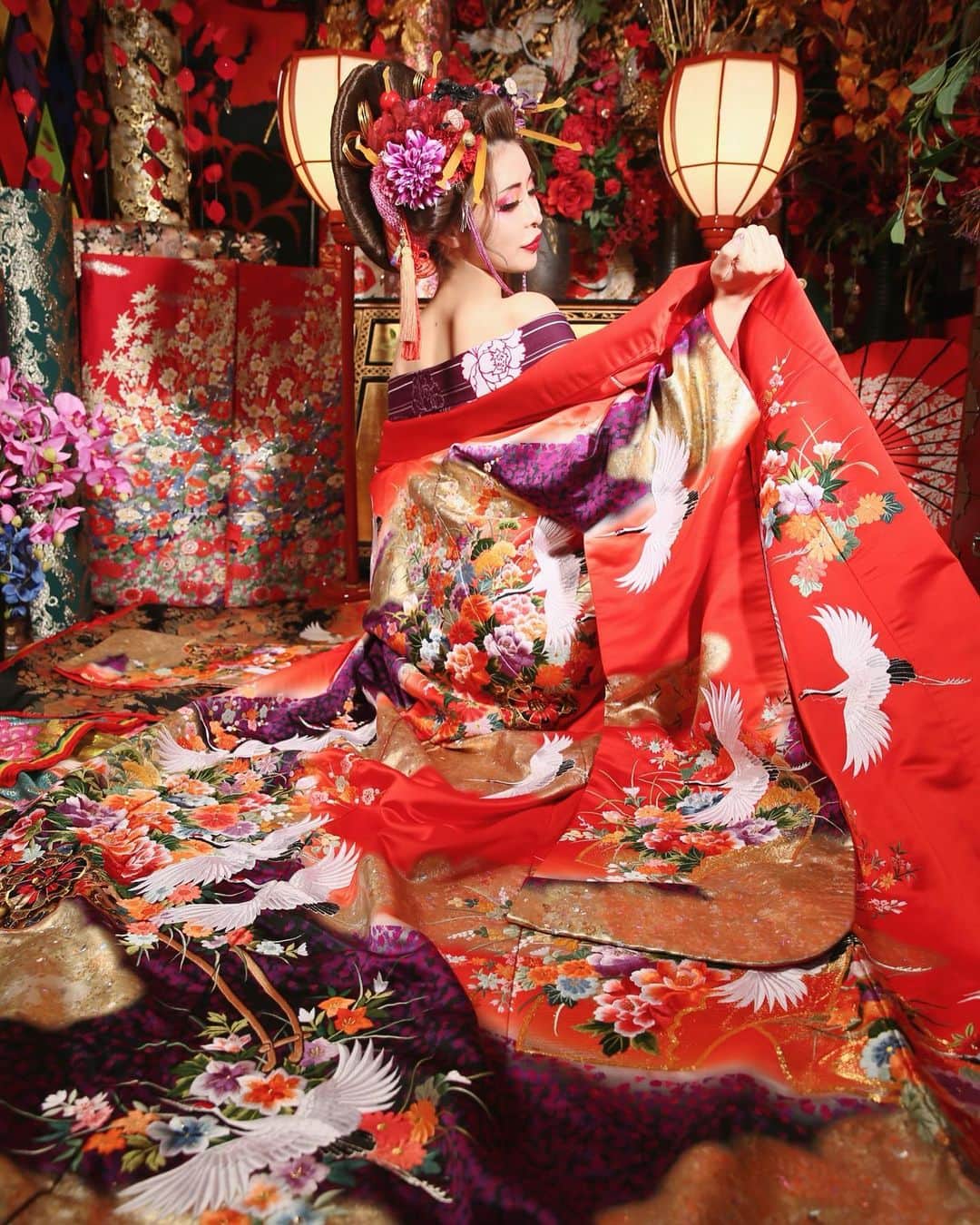 桃瀬えりなさんのインスタグラム写真 - (桃瀬えりなInstagram)「京都花魁♡ 𝑷𝒂𝒓𝒕3♥  赤、黒、パープル、ゴールドでスタイリングして頂いた衣装お気に入り♥️  #kyoto #oiran #sexy #follow #followme #京都 #祇園 #花魁 #花魁体験 #心花雫」3月6日 19時33分 - eri_rin1221
