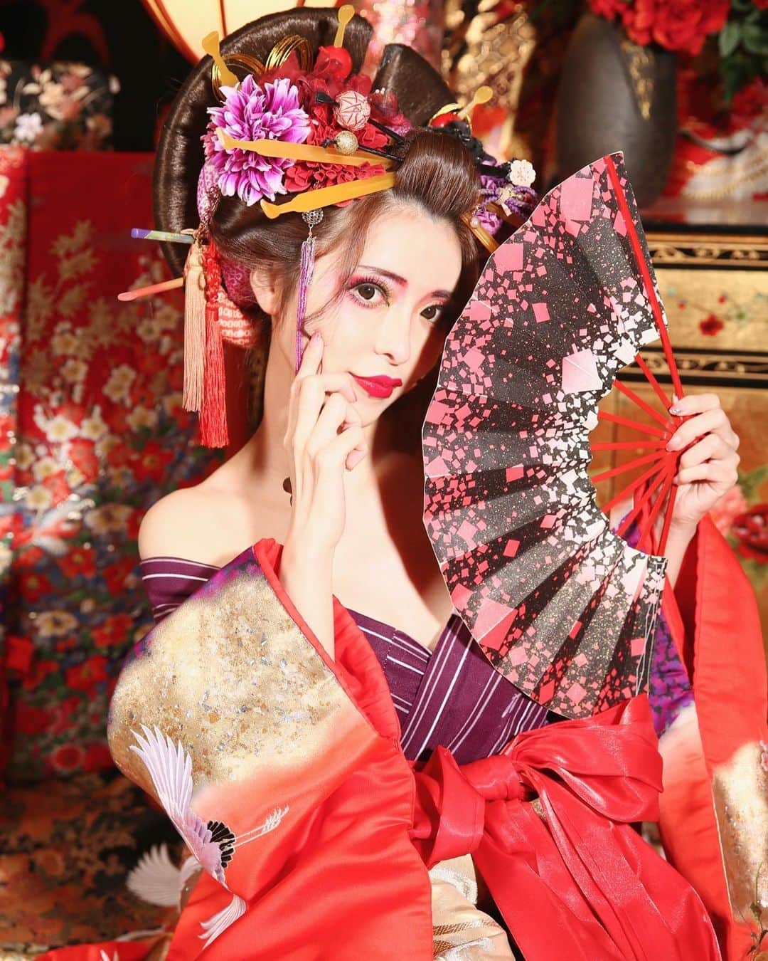 桃瀬えりなのインスタグラム：「京都花魁♡ 𝑷𝒂𝒓𝒕3♥  赤、黒、パープル、ゴールドでスタイリングして頂いた衣装お気に入り♥️  #kyoto #oiran #sexy #follow #followme #京都 #祇園 #花魁 #花魁体験 #心花雫」