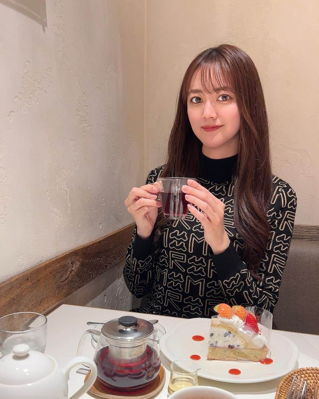 瀬谷ひかるのインスタグラム：「友達とお茶しながら話してたらあっという間に5時間☕️ いっぱい話してたくさん刺激もらえて、お仕事頑張ろうって思った！  ラメゾンのいちごタルト美味しかった🍓  #レースクイーン #モデル #サロンモデル #撮影会モデル #ロングヘア #ニットワンピ #ラメゾンアンソレイユターブル」