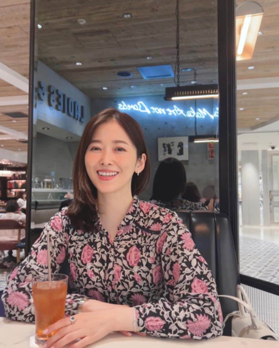 山本みらいのインスタグラム：「アイスティーが、 ビールに見える。。 . 週末に開催したイメコン講座、 無事に終了しました🫶  皆さんの反応にドキドキでしたが、わかりやすかったと言って頂きひと安心。  翌日以降、自分で眉をはじめとするメイクがさくさくできたり、服選びをして頂けるようになるのを目指しています。  ジュエリー選びでもファッション選びでも、自分の軸や方向性がなんとなく決まっているとブレや失敗が減ると思うので、そのお役に立てれば嬉しいです♪ 感想など頂いたのでちょっと載せておきます。  お越しくださった皆様ありがとうございました♡ .  講座はしばらくはオンラインレッスンのみ、月1回程度のzoomレッスンも受付スタートしています✨」