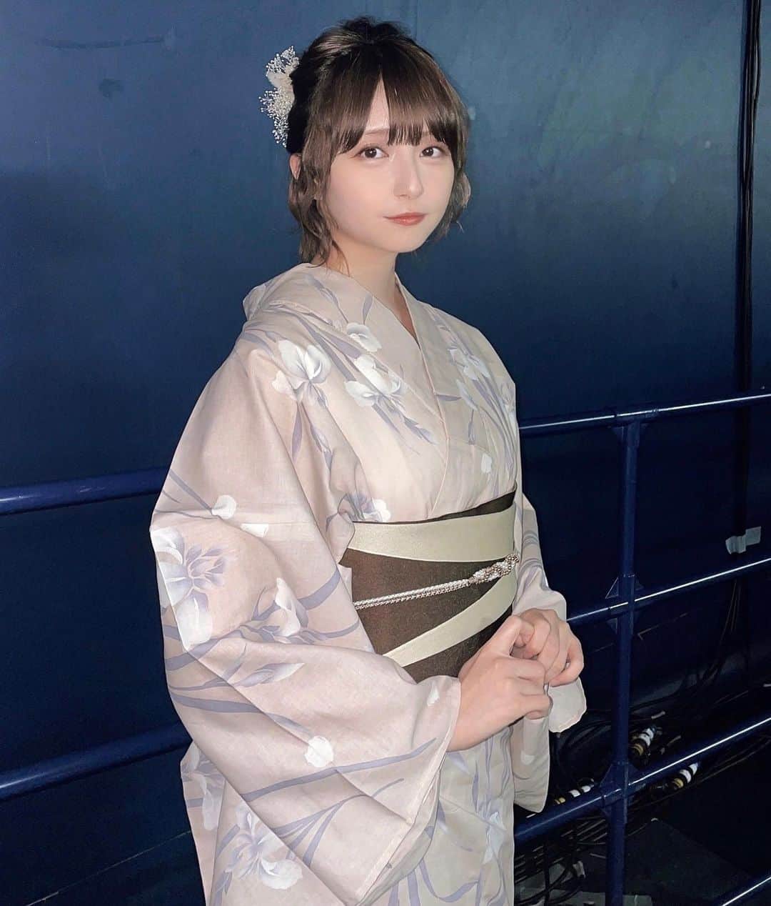 のインスタグラム：「改めまして、関西コレクションありがとうございました！！🙏🏻  今回は歩くだけじゃなくトークのステージもあって凄く凄く緊張してたけど...🎤 こばしりのプレート&うちわ掲げてくれてる子や配信見てくれてる子のおかげでなんとか噛まずに、頑張って喋れたよ🥲🌻ありがとう🫧  sugar nineさん can meさん 星野リゾート OMO7大阪さん の3つのステージでお世話になりました🌱(楽しかった...🚶💨)  前日には星野リゾート OMO7大阪にも泊まらせて頂いて、めちゃくちゃ濃い2日間でした！🐙  そして裏で色々な方に挨拶させて貰ったのに、緊張で写真撮りましょうを言えなくて写真全くない！！悔い！！  同じ楽屋にももせちゃんとぴょなちゃんも居て楽しかった💭」