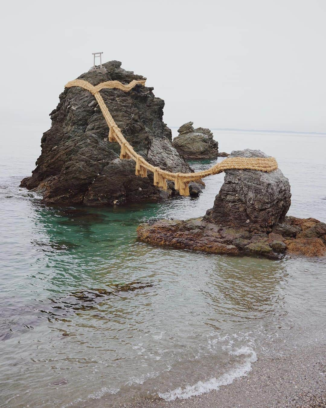 茉莉のインスタグラム：「🌊🪨⛩ (スワイプしてね🤍) . . 三重県のわんこと行ける🐾！ おすすめスポット②😚 『夫婦岩』 . . 2つの岩が寄り添うように見えることから 夫婦円満や縁結びの象徴としても有名な場所☺️✨ 二見興玉神社内にあって、 わんことお散歩OKです◎🐶 . . 曇りの☁️天気にも関わらずこの透明度…😳👏 波の音に癒されながらのお散歩も、 参拝も出来て嬉しかったです💛 . . #三重県観光 #三重旅行 #伊勢観光#志摩#わんことお出かけ #わんこのいる生活 #犬連れok #犬連れ旅行 #ワンちゃん同伴ok #二見興玉神社#猿田彦大神 #夫婦岩#女一人旅#女ひとり旅 #車中泊#バンライフ#デリカd5#デリカd5がある生活 #vanlife#delica」