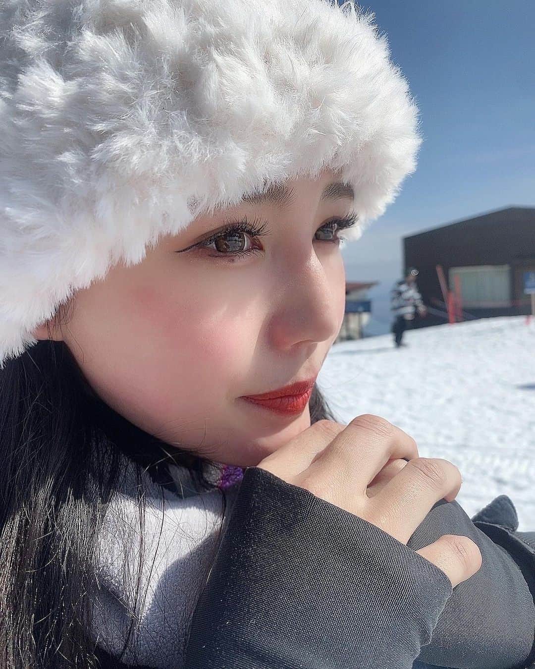 真木しおりのインスタグラム：「ドアップ☃️☃️  全面真っ白でめっちゃ神秘的やっなぁ💭 沢山滑れるようになったら 景色楽しみながら滑れてもっと楽しいんやろな🥹💭  #スノボ #スノボ女子 #スノボー #スノボー女子 #スノボウェア #ニット帽 #雪山 #snow #RQ #レースクイーン #真木しおり」