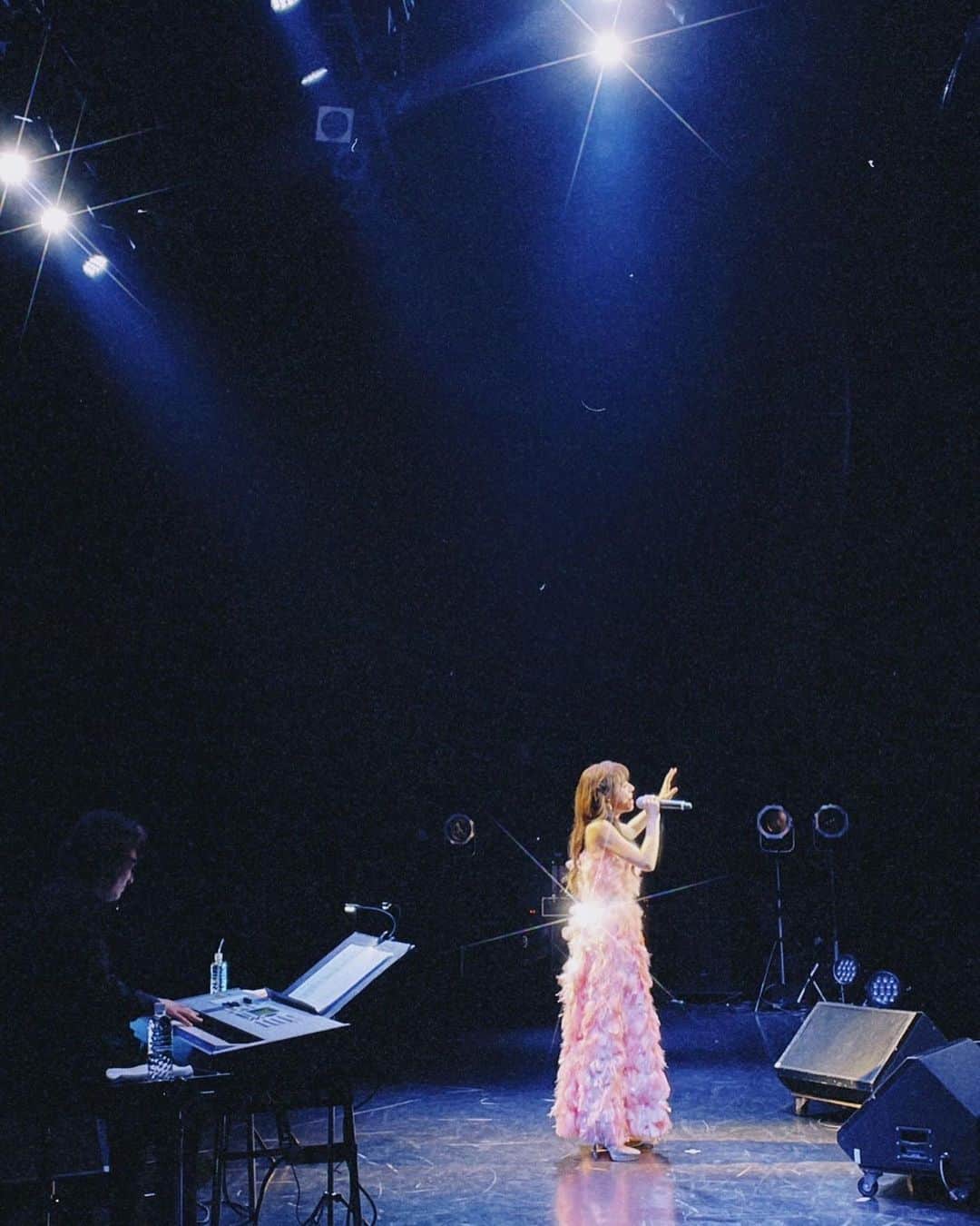 May J.のインスタグラム：「Thank you Sapporo, you were amazing🤍  久々Zepp SapporoでのLive。新曲「Light the Way」と「Perch」を初歌唱🎤 まだみんな声が出せない状況でも、ものすごいエネルギーを感じられた。ちゃんと応えられるように全力で歌ったから届いてくれてるといいな🫶  Love you🤍  #Sapporo #DoAction」