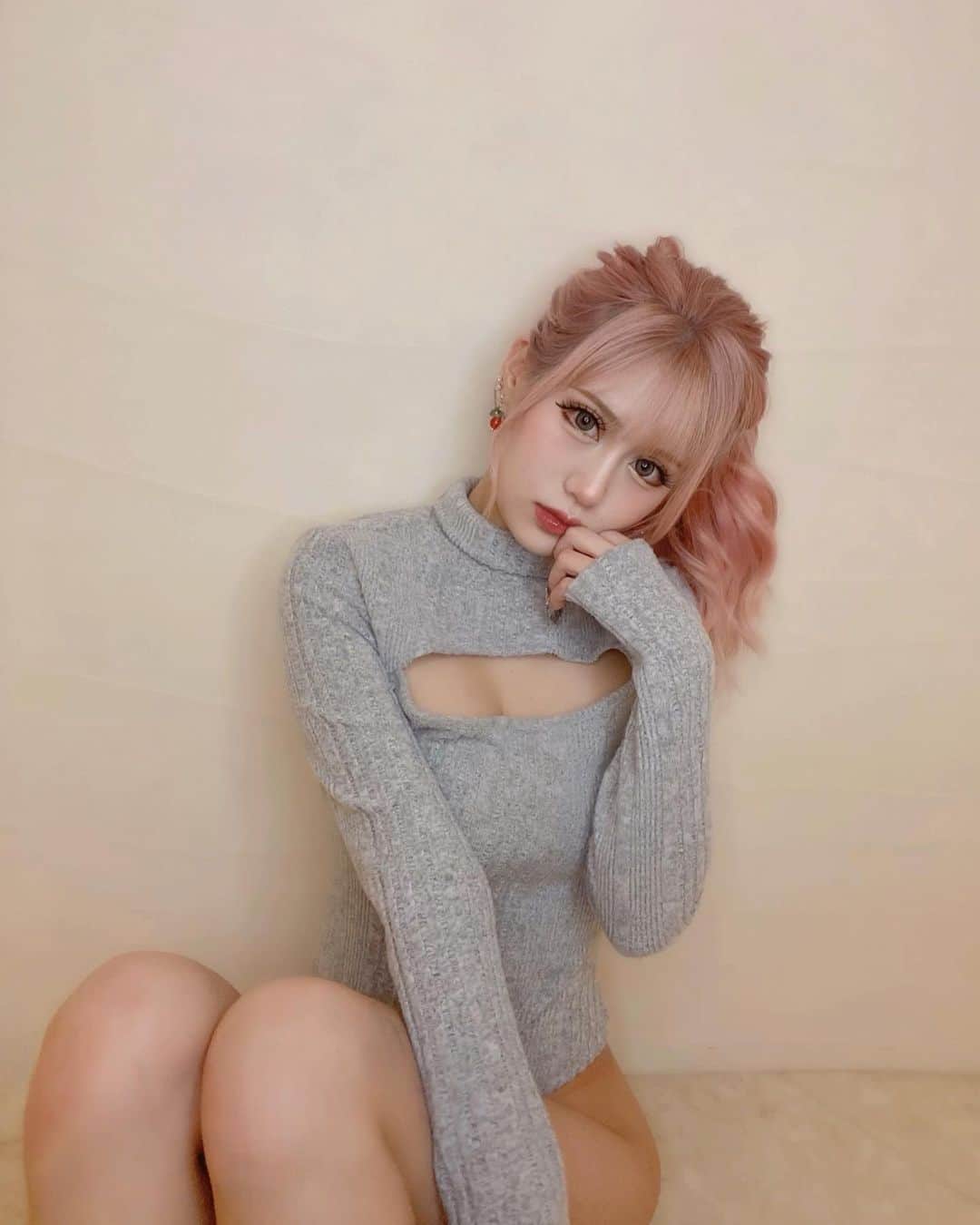 あいめろ姫のインスタグラム：「雑誌予約バトルの結果 ▷▶ 【３位】でした😭💕🫶🏻  前回に続いて上位6に入る事ができました、、嬉しいです😢♡  予約してくれた皆の1冊1冊のおかけでモデル26人いる中の “3位”でバトルが終われた事がとっても嬉しいです😿💞  1冊以上予約してくれた方 心からありがとう😭幸せです、 たっくさんの愛ありがとう、、❤️  後2年eggにいる事決めたから もっと大きい自分になる為に全力尽くします❕応援しててね👶🏻🎀  めろ担ちゃん.くん だいすき🥰♡.*」