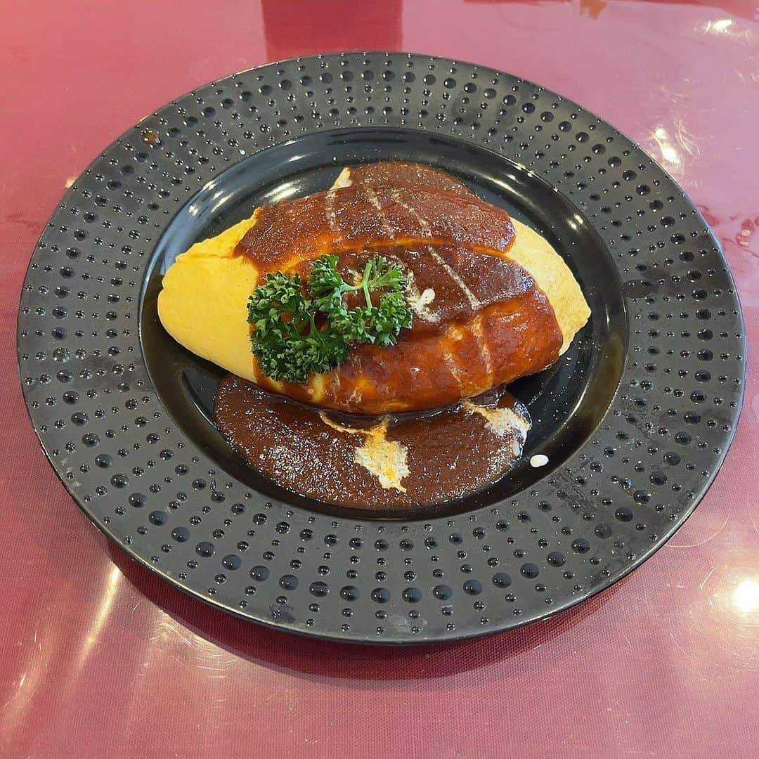 山邊歩夢のインスタグラム：「🥚🍽️🧂 * * 千葉県の成田にある "洋食屋モリキチ"さん * 頼んだのはデミオムライス！ 卵がとにかく優しいとろもふわも かねそろえてる系で デミグラスも酸味と甘さが ちょうどな王道デミグラスで 口の中で幸せ広がりました！ それに 中の具材も大きくて玉ねぎの甘さ ベーコン？のしょっぱさだったり 最初から最後まで同じで終わらず 食材の存在感もちゃんとあって あっという間に完食してました！ * * #千葉県グルメ #千葉グルメ #千葉ランチ #成田グルメ #成田ランチ #公津の杜 #オムライスランチ #オムライス #洋食屋モリキチ #洋食 #デミオムライス #デミグラスオムライス #デミグラス #サラダ #スープ #あゆログ」