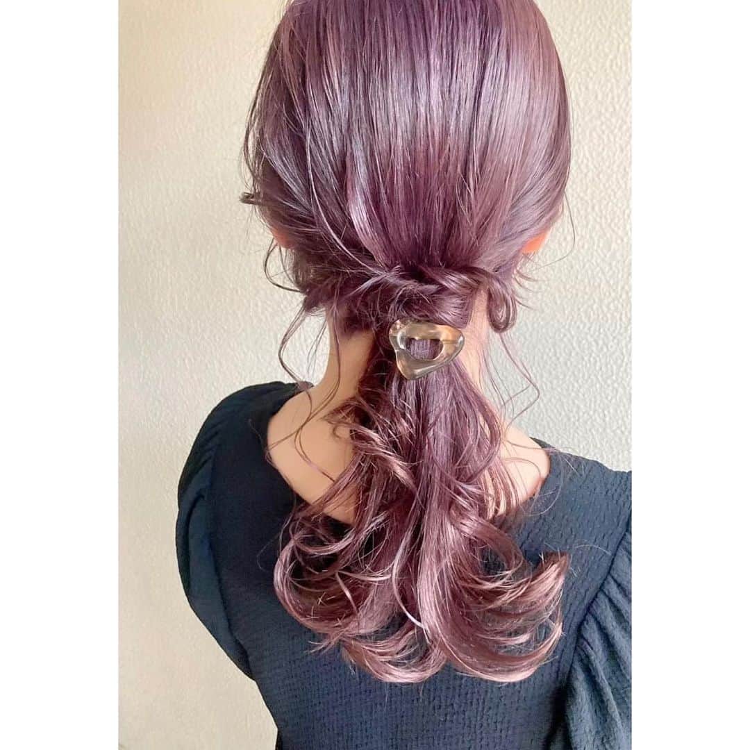 rinaのインスタグラム：「@yoooheeey new color！ 今月はこんなお色🦄🍇💟 退色との闘いだけど可愛いー！ 新着のヘアアクセも素敵✨ . #ヘアカラー #カラー #ヘアー #ヘアースタイル  #ヘアーアレンジ #ヘアアレンジ #ヘアアクセ #ヘアアクセサリー #サロン #ブリーチ #ブリーチカラー #グレージュ #ヘアメイク #メイク #アイメイク #コスメ #美容 #美容院 #化粧 #化粧品 #髪 #髪色 #髪型」