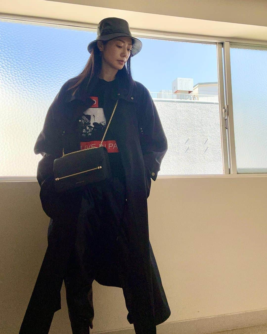 榊原みゆくさんのインスタグラム写真 - (榊原みゆくInstagram)「【ootd】 暖かいよね、今日  だけど、真っ黒www   Tops @enfantsrichesdeprimes  Bottom @zara  Coat @vachement_official  @vachement_jp  Hat @newerajapan  Bag @strathberry   マフラーも要らなければ、分厚いコートも、今日はいらなかったわ。  #vachement #enfantsrichesdeprimes #blacklove #ootd #fyp #newera #strathberry #model #fashionmodel #streetstyle #streetwear #modefashion #followforfollowback」3月6日 19時59分 - miyukuscarab