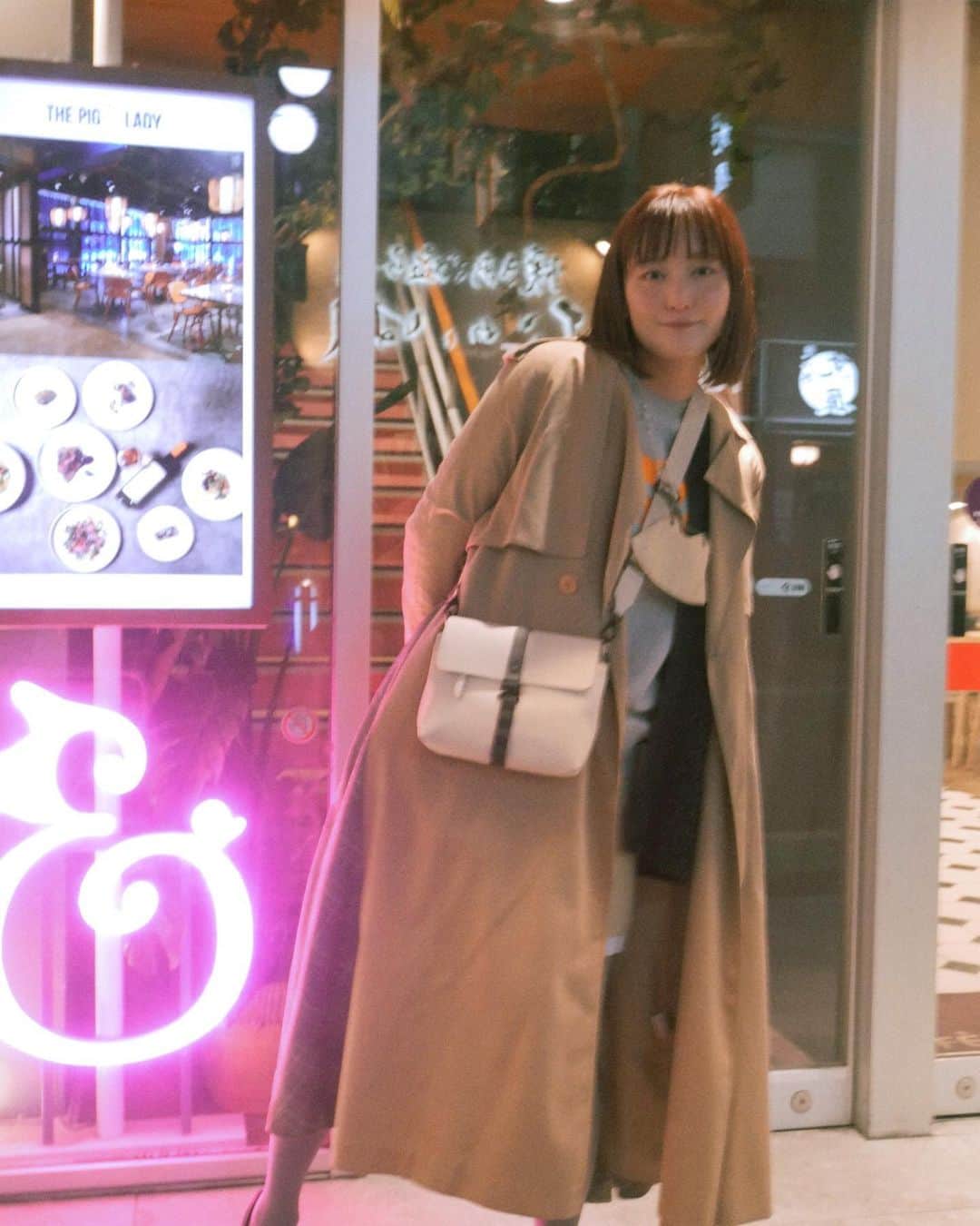 岩井七世のインスタグラム：「遊牧民のように大荷物で移動しがちなので、このボディバッグひとつで出かけられた日は大成功。同じシリーズのバックパックも持っていて、そちらは書類や着替えも入るので稽古中や荷物の多い日に活躍してます🐏💭  汚れにくく水にも強い素材なので、雨の日もサッと拭けばきれいになってお気に入り。  公式サイトで使える 15%OFFコード：NSIW（5月20日まで有効）  #GastonLuga #ガストンルーガ #バックパック #Carryyourlifeeffortlessly」