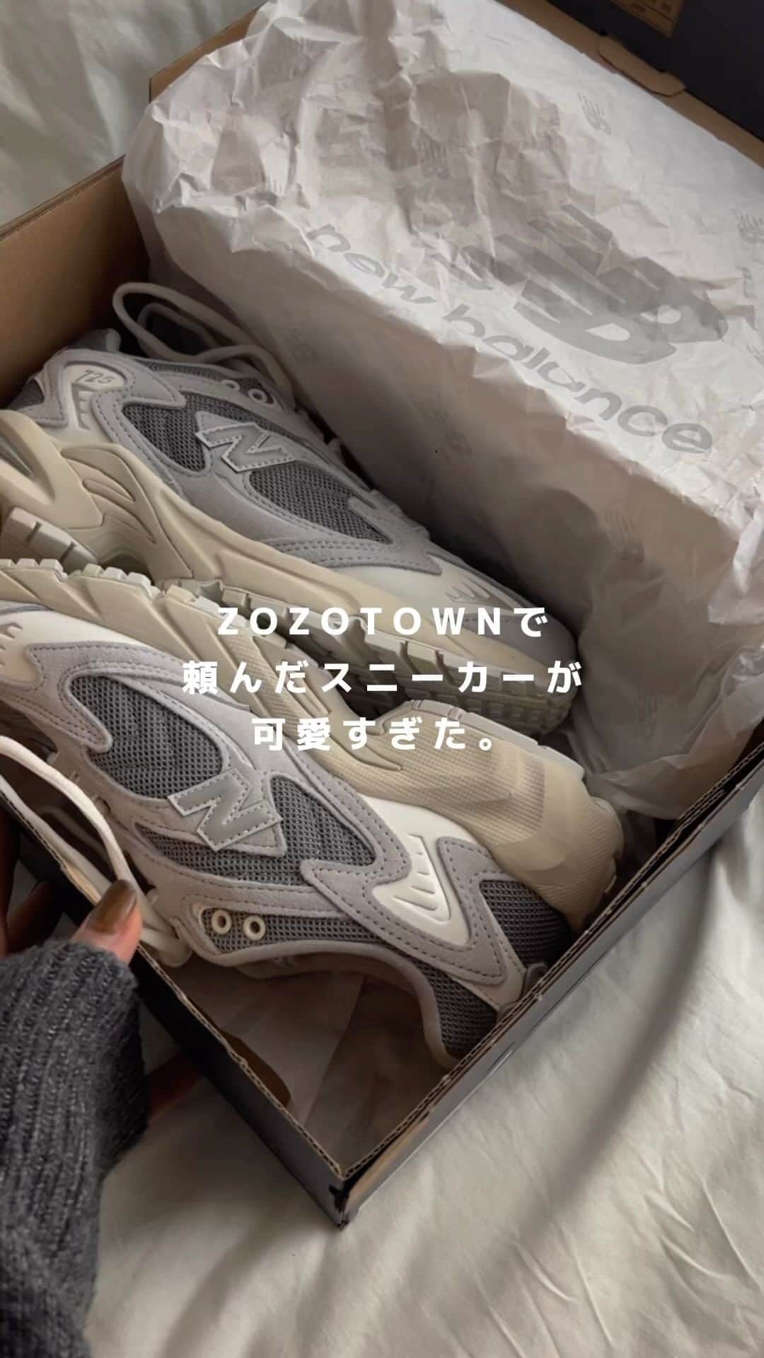 tarouのインスタグラム：「久しぶりに購入品紹介を🦈🫧    今まで手を出してこなかったニューバランス。😶  というのも、可愛い〜と思っても すぐに完売しちゃってて中々ゲットできず…  今回は見つけた瞬間にポチリました👀💭   カジュアルコーデに合わせやすそうで 可愛すぎる〜😚🤍  ZOZOTOWNとか楽天でもまだ売ってたから 気になる人はぜひチェックしてみてね🫶🏻      #春コーデ #zozotown #zozotown購入品  #スニーカー #スニーカー女子 #newbalance  #ニューバランス725 #newbalance725  #ニューバランス #カジュアルコーデ #ゆるコーデ  」